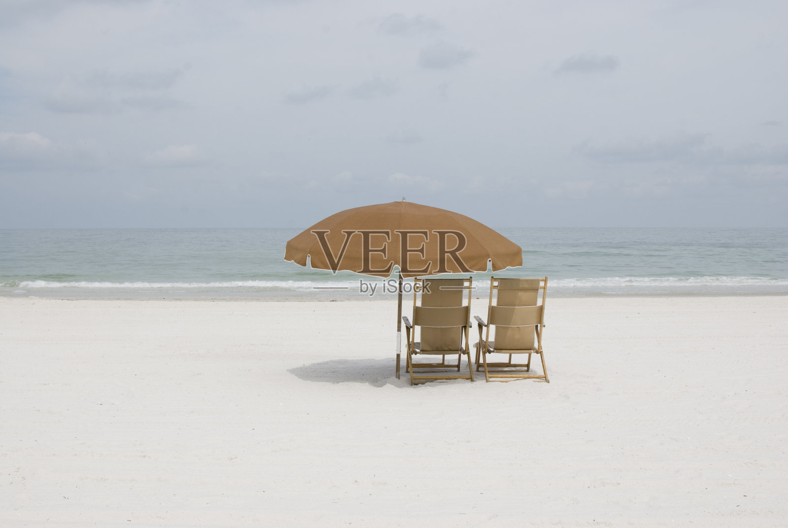 沙滩伞和椅子照片摄影图片