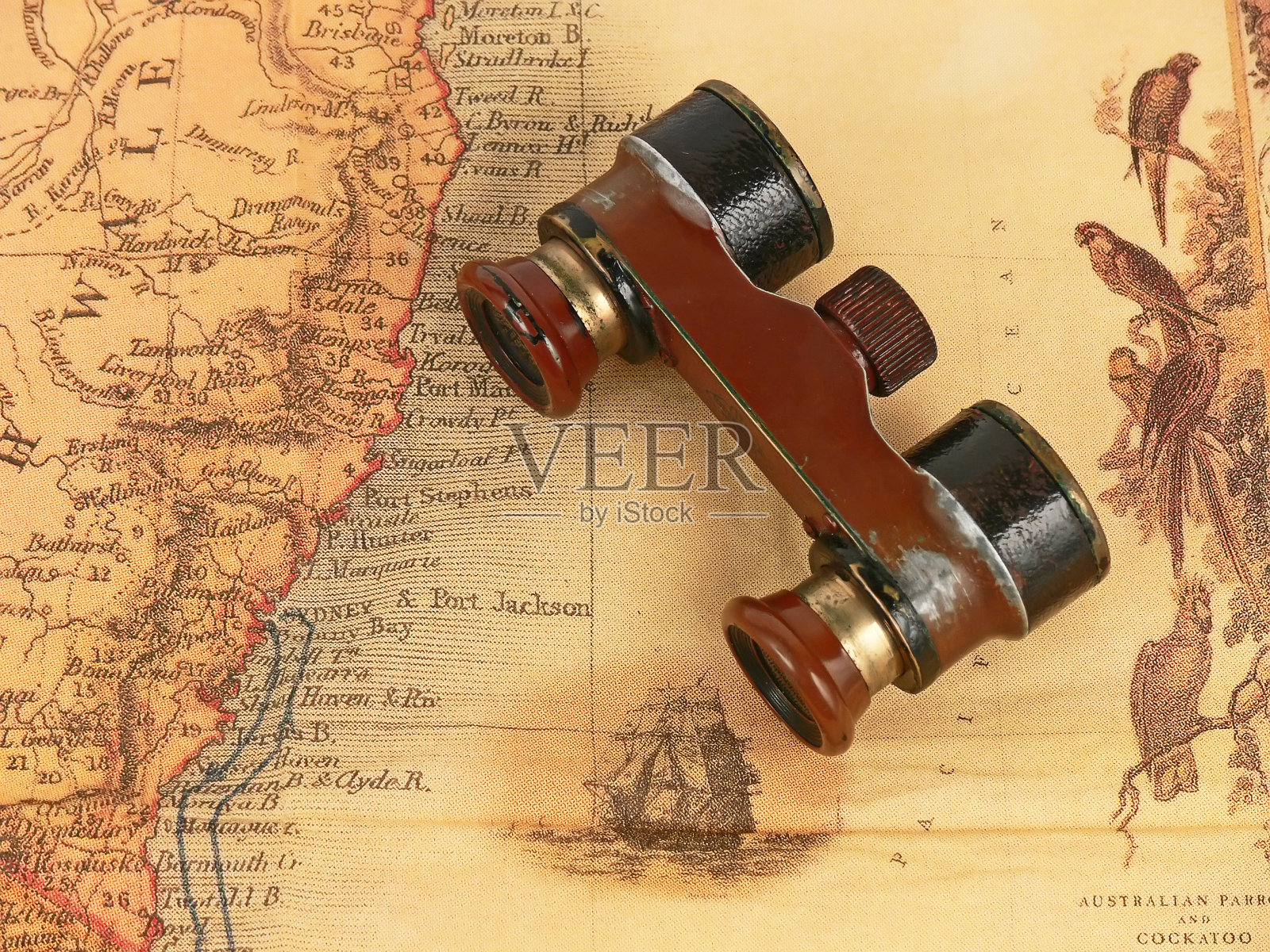 老式望远镜和旧地图照片摄影图片