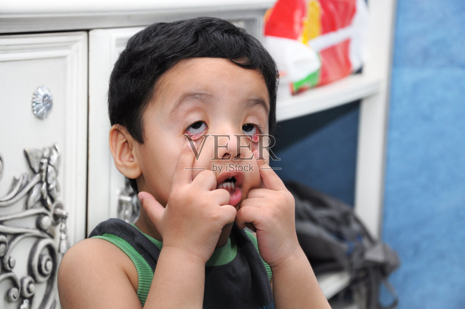 宝宝做鬼脸照片摄影图片