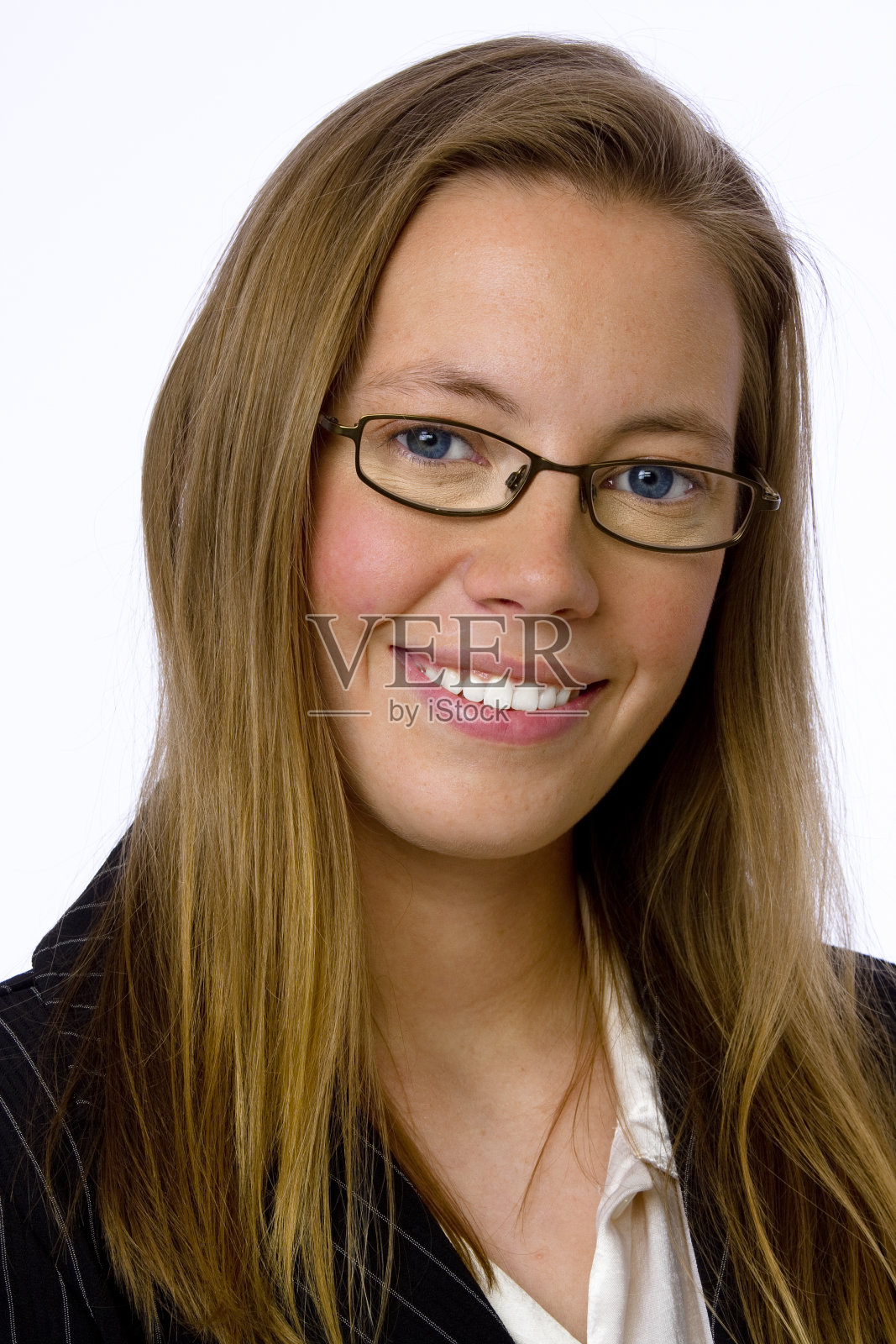 年轻的女商人自信地看着镜头。照片摄影图片