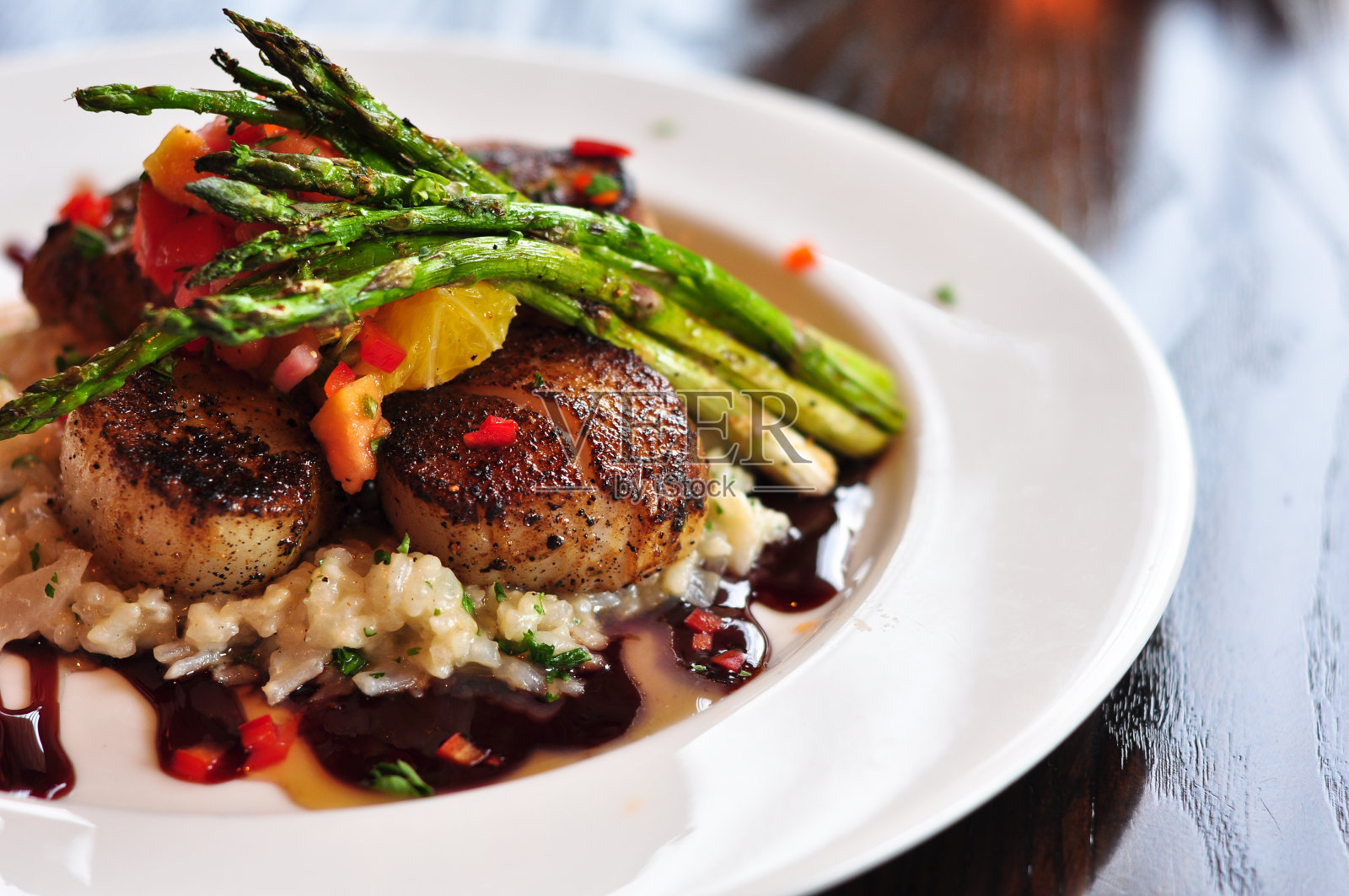 一盘扇贝和芦笋照片摄影图片