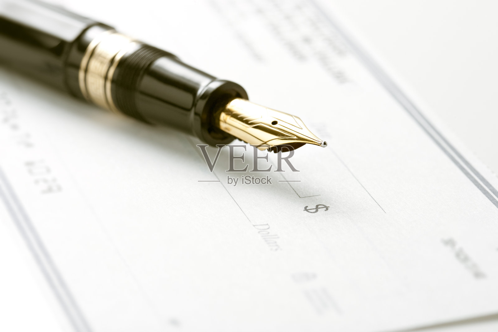 空白支票上的钢笔照片摄影图片