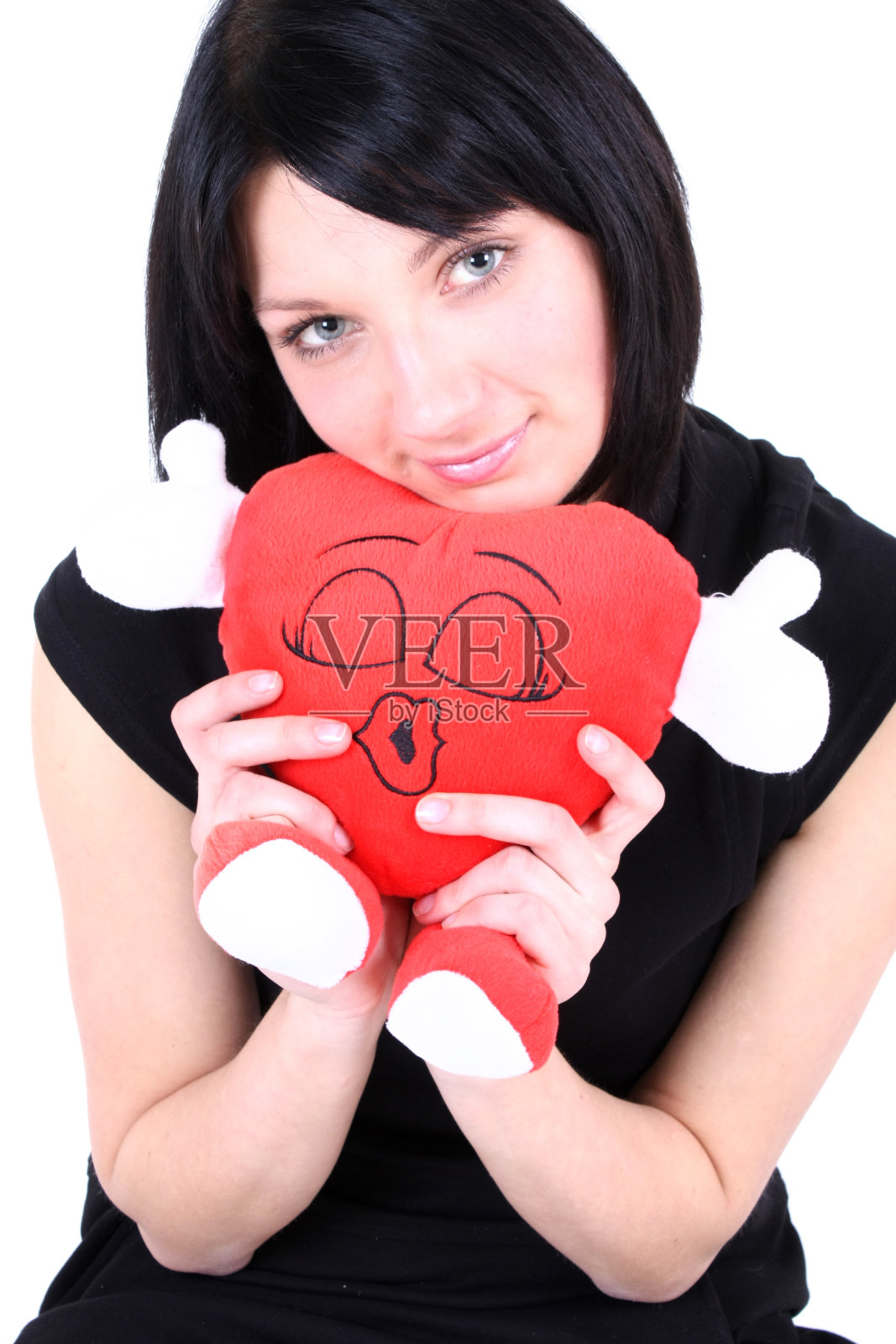 微笑的女孩穿着黑衣服，红着心照片摄影图片