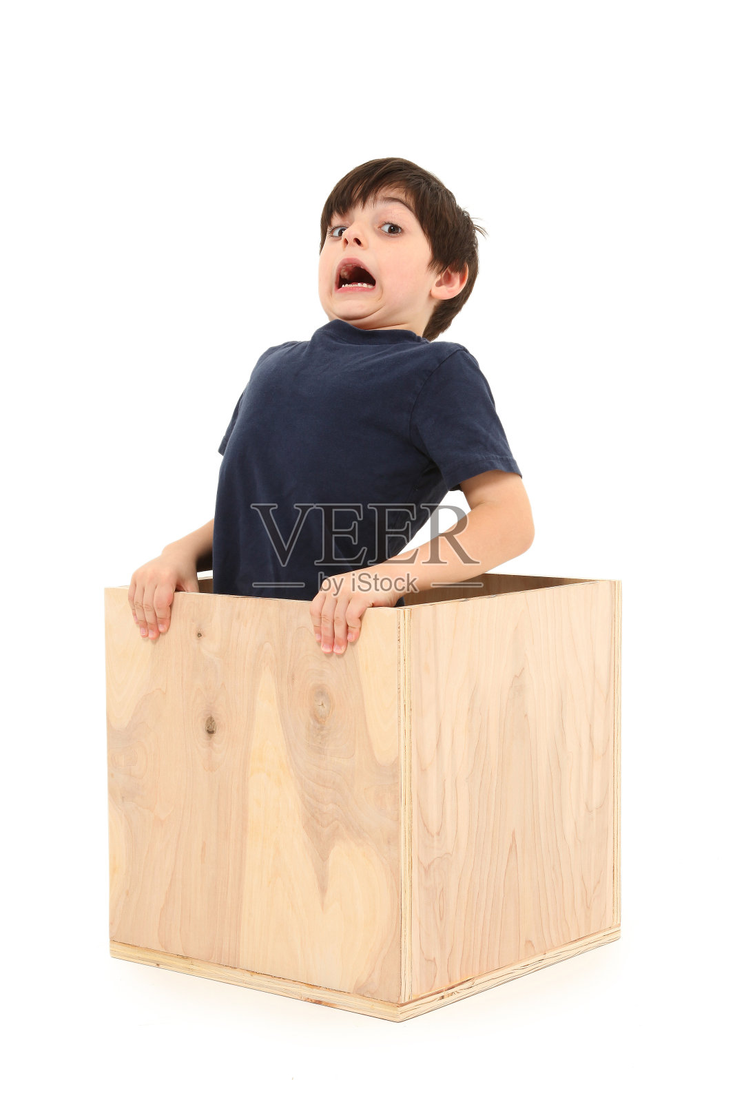 男孩在盒子里照片摄影图片