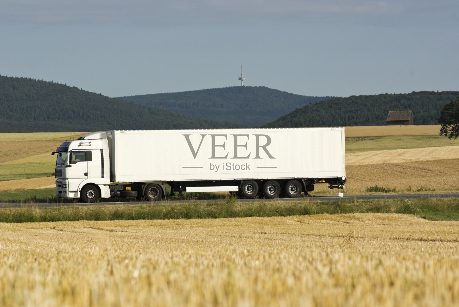 蠕虫的眼睛看到的白色卡车在夏天照片摄影图片