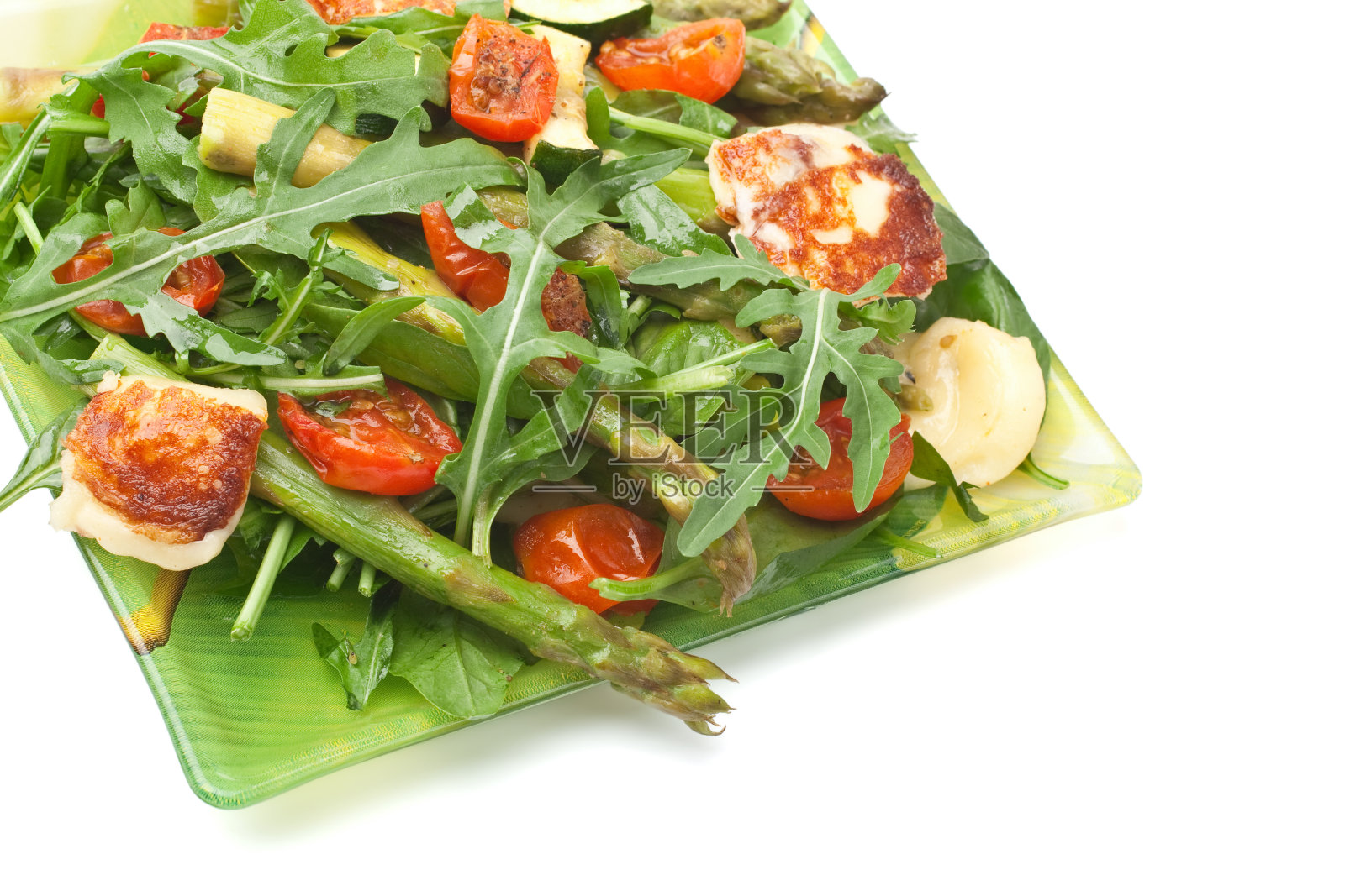烤马苏里拉奶酪和蔬菜沙拉照片摄影图片
