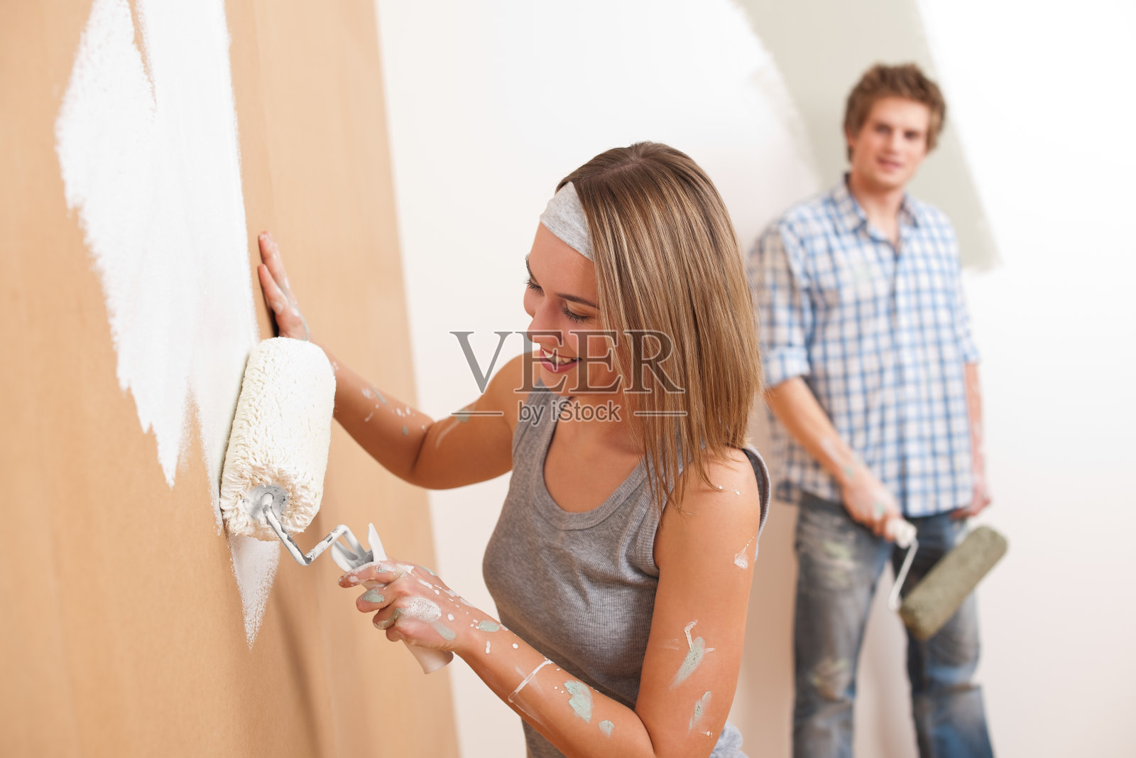 家装:青年男女刷墙照片摄影图片