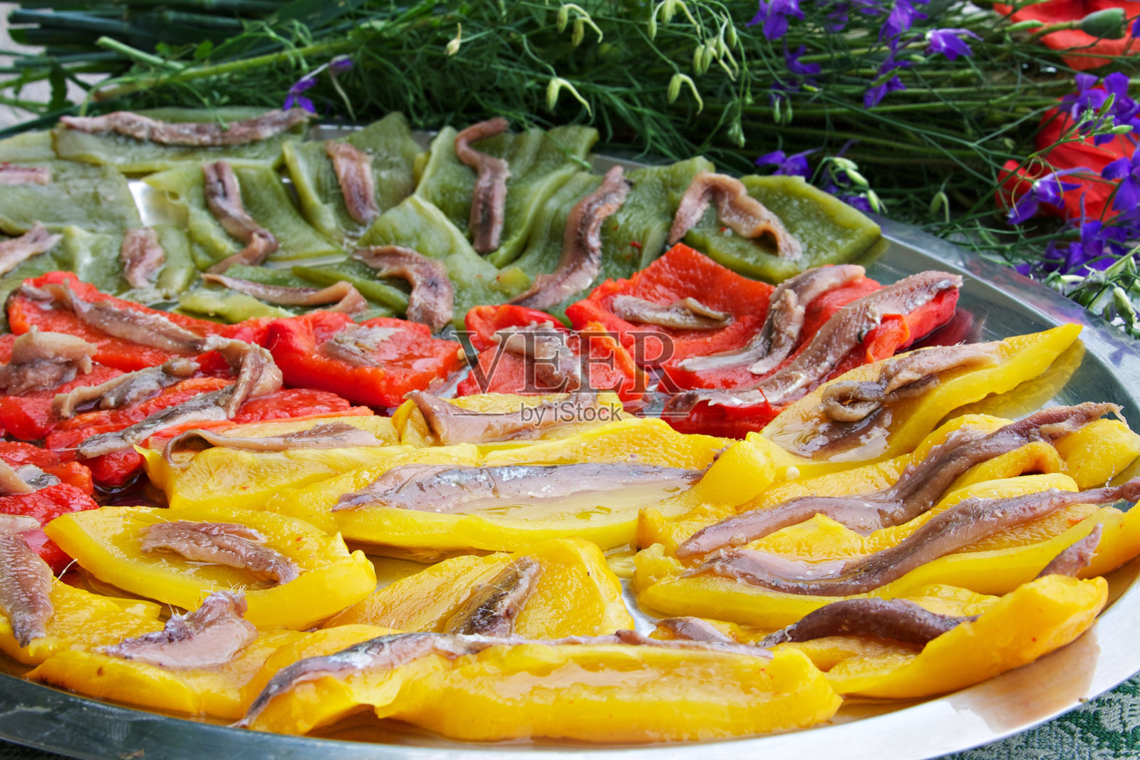 烤辣椒配凤尾鱼照片摄影图片