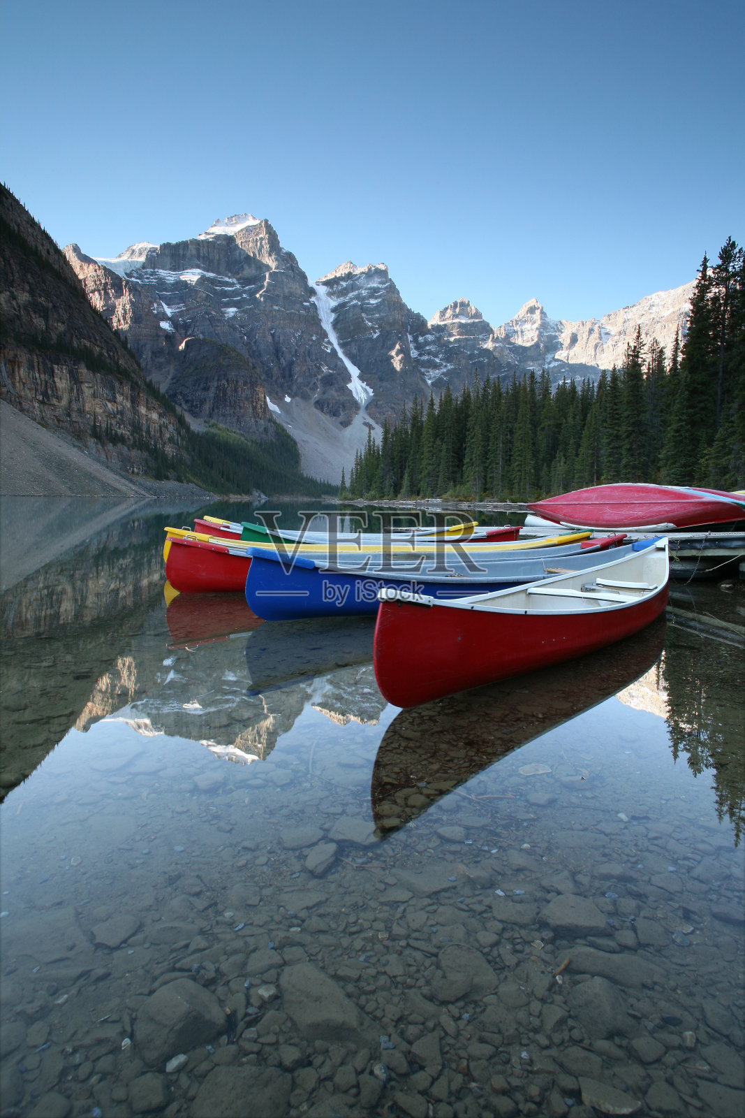 有独木舟的冰碛湖照片摄影图片