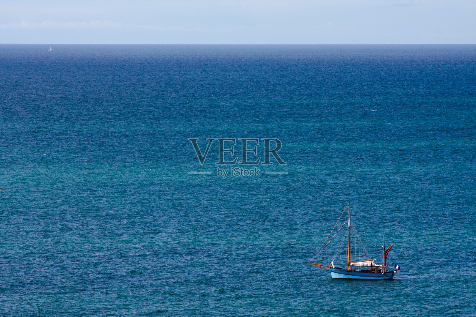 海上的帆船照片摄影图片