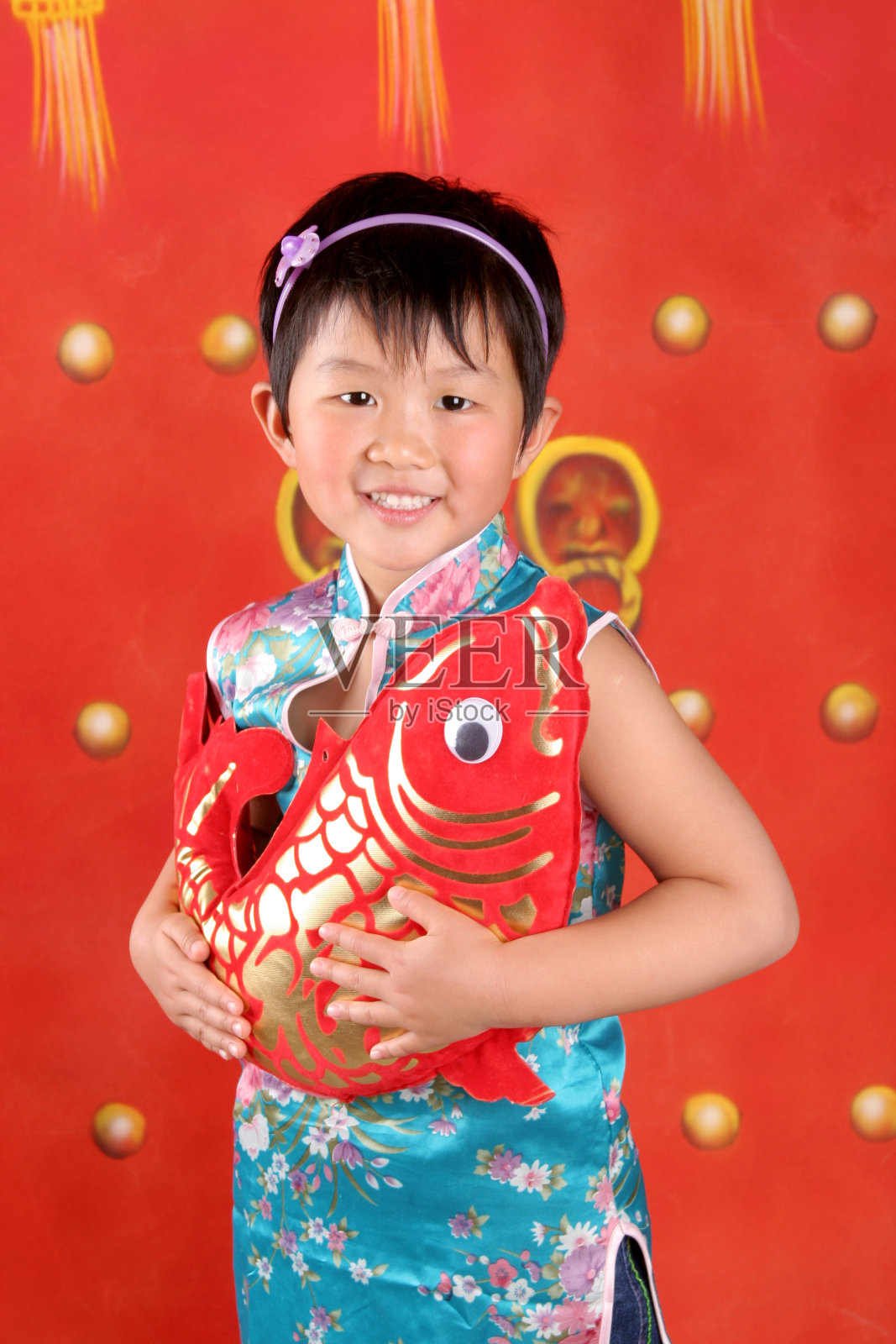 中国女孩拿着鱼玩具照片摄影图片