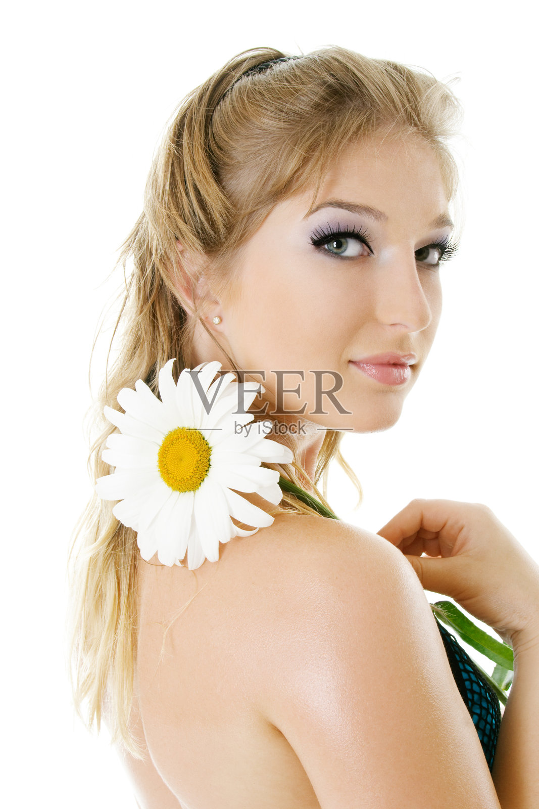 戴着雏菊花的年轻女子照片摄影图片
