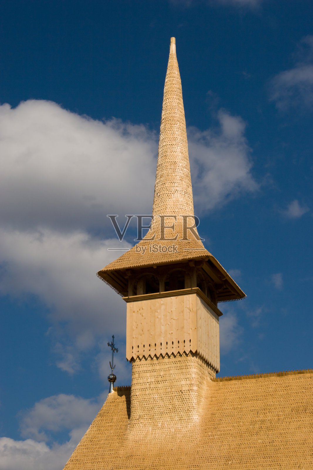 木制的教堂屋顶和尖顶照片摄影图片