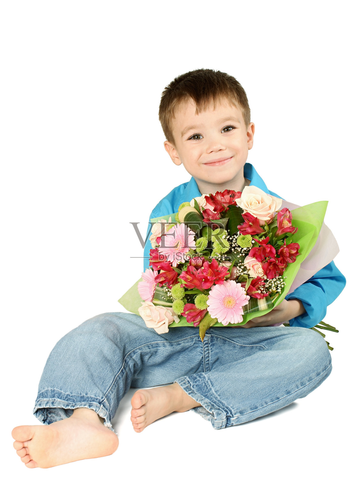 一个男孩拿着一束花照片摄影图片