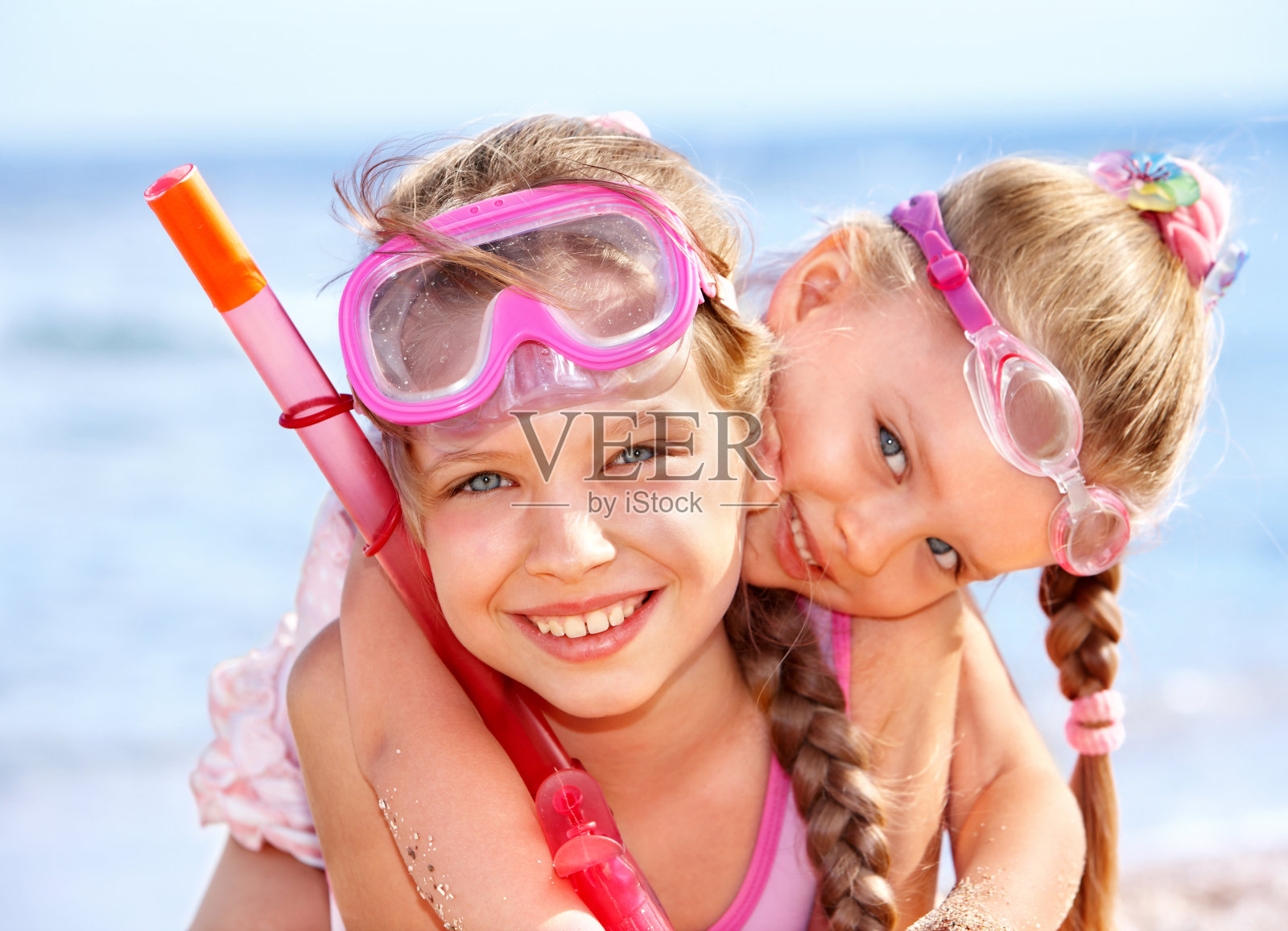 孩子们在海滩上玩耍。照片摄影图片