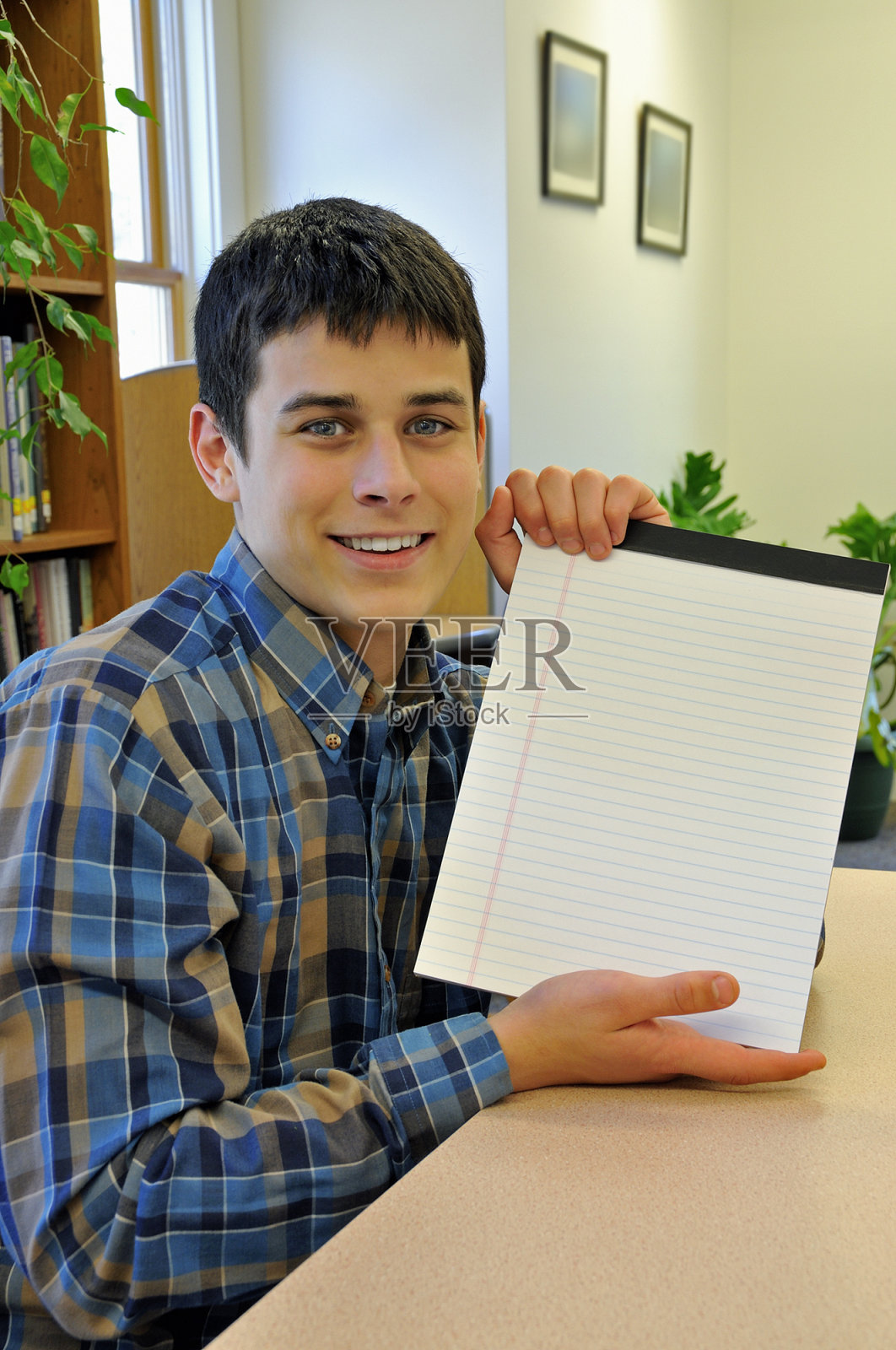 学生展示了记事本照片摄影图片