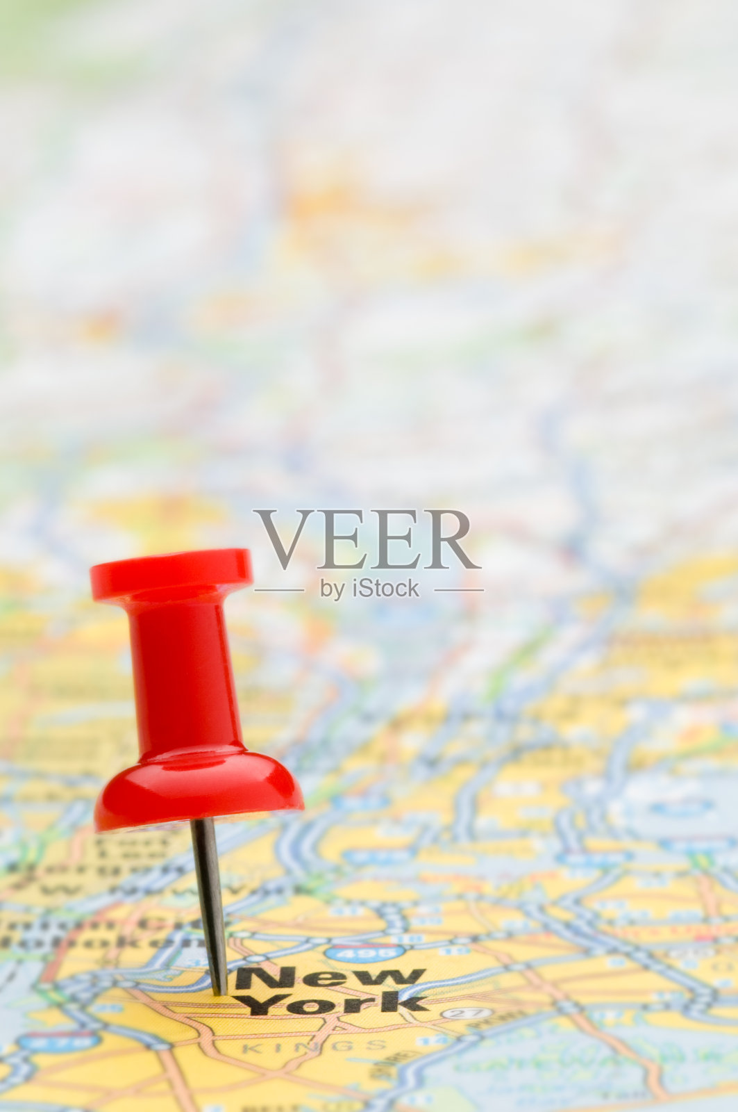 地图上的红色图钉标出了纽约市，选择性聚焦照片摄影图片