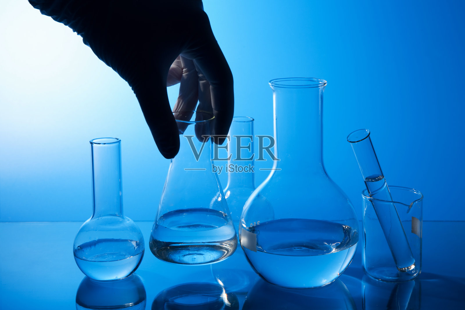 手持化学烧瓶照片摄影图片