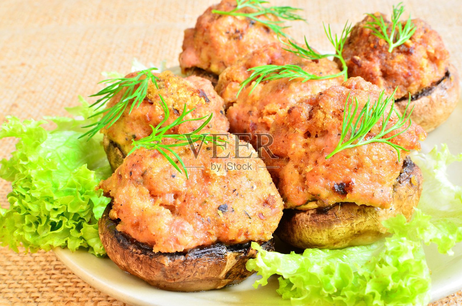 塞满碎肉的蘑菇照片摄影图片