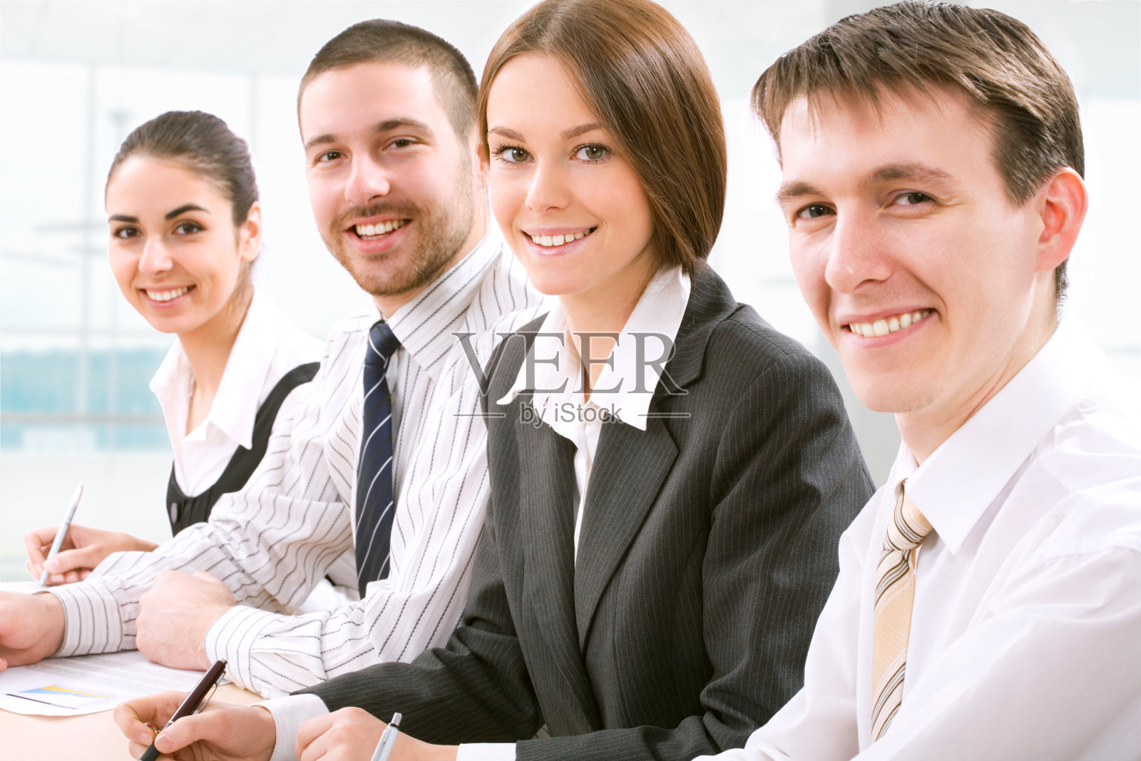 微笑的商人和同事在办公室的肖像照片摄影图片