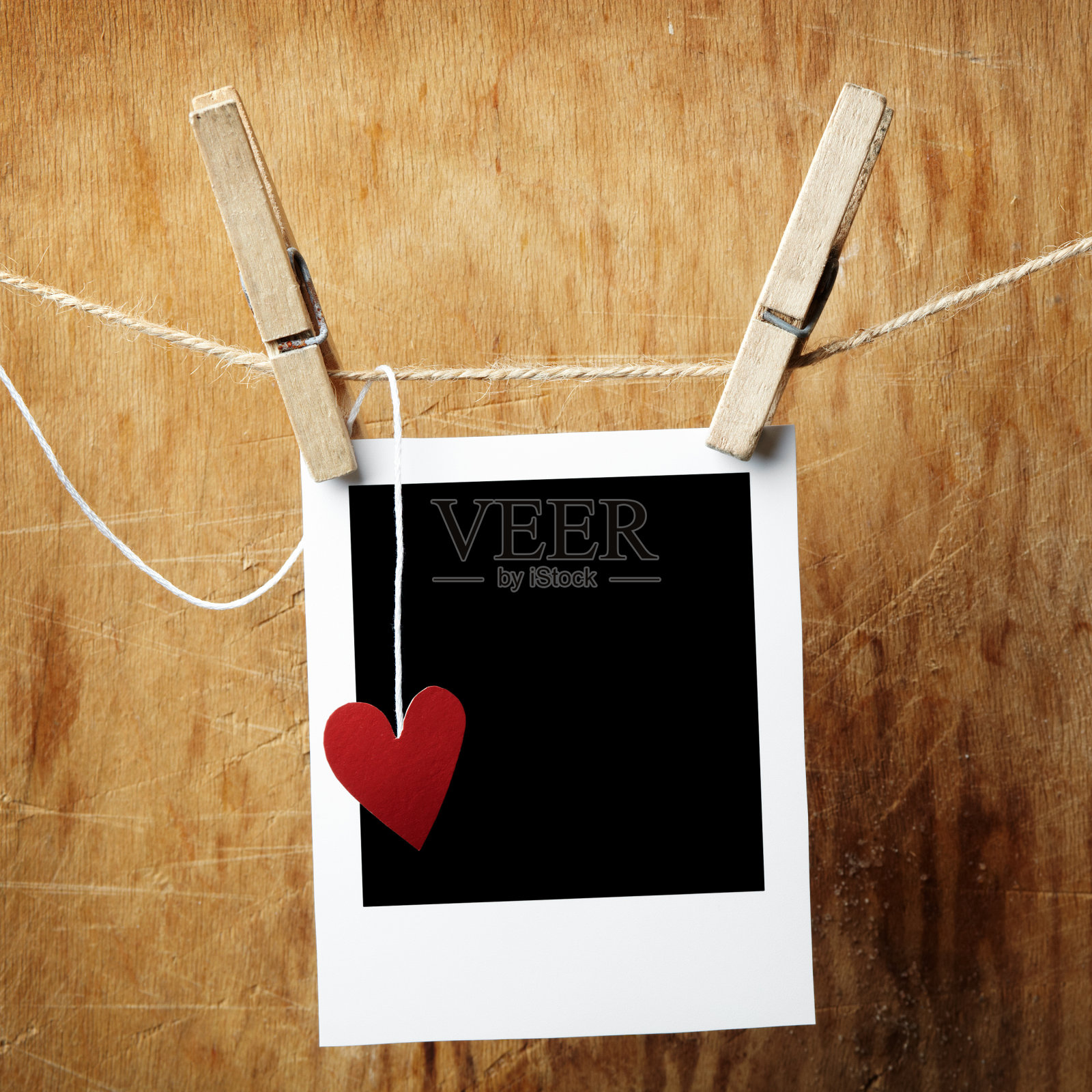 空白的画框和挂在晾衣绳上的小心照片摄影图片