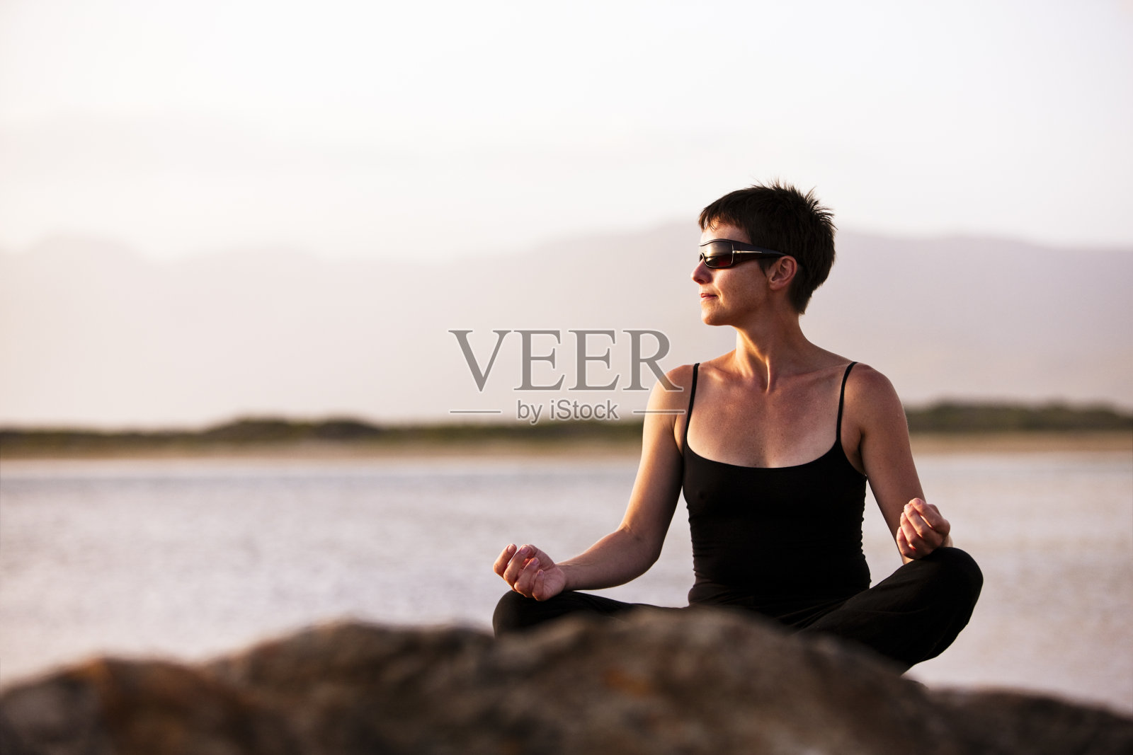 女人沉思照片摄影图片