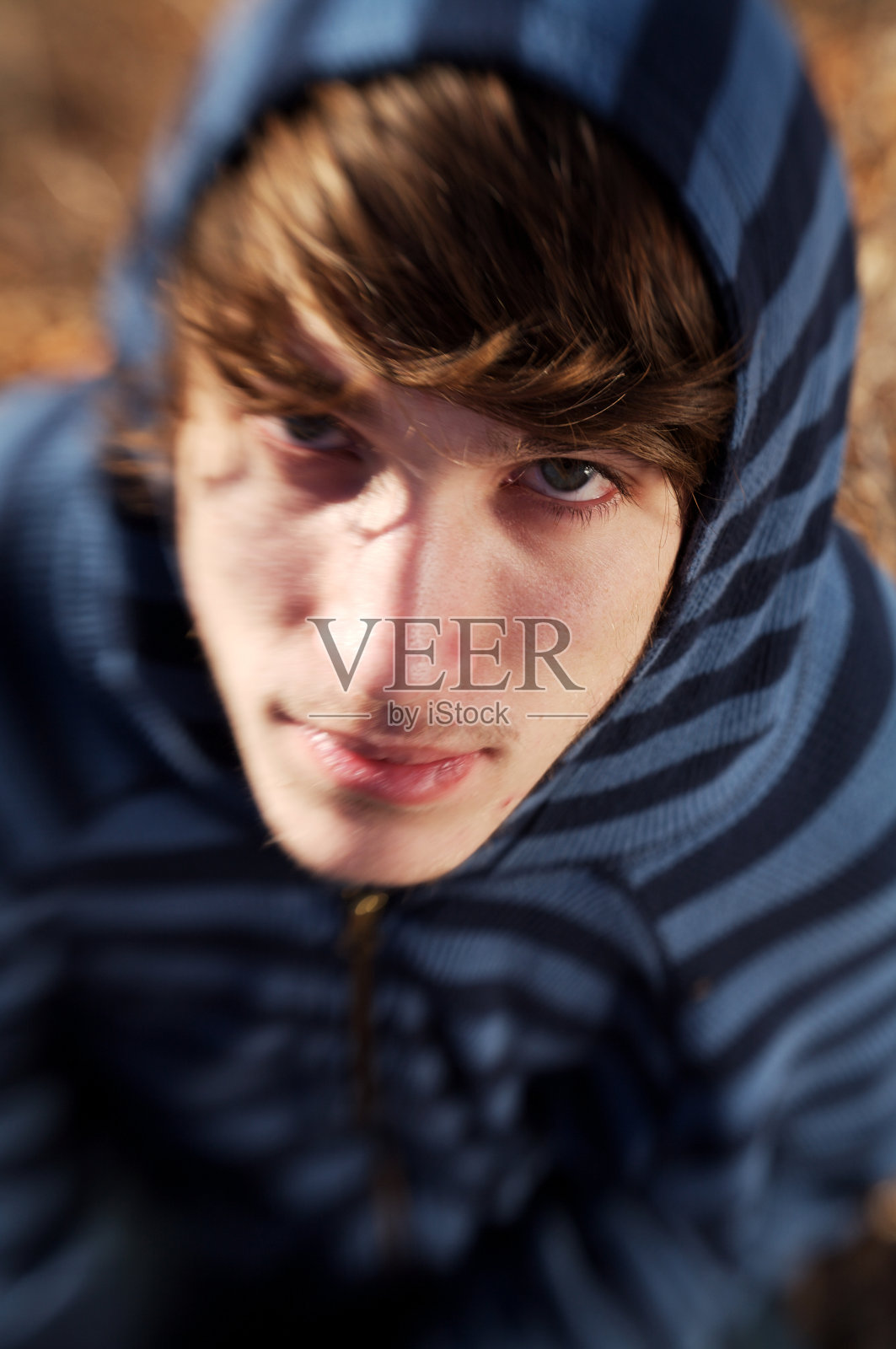 年轻人冬季日落肖像照片摄影图片