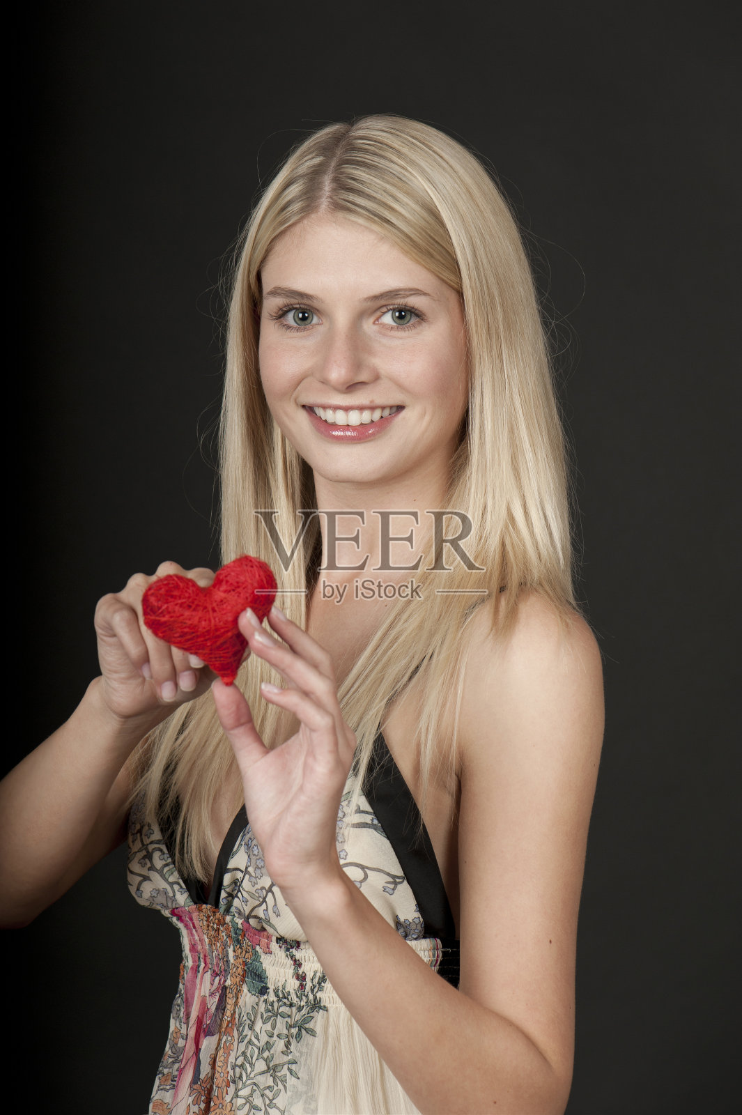 漂亮的金发女孩，心地善良照片摄影图片