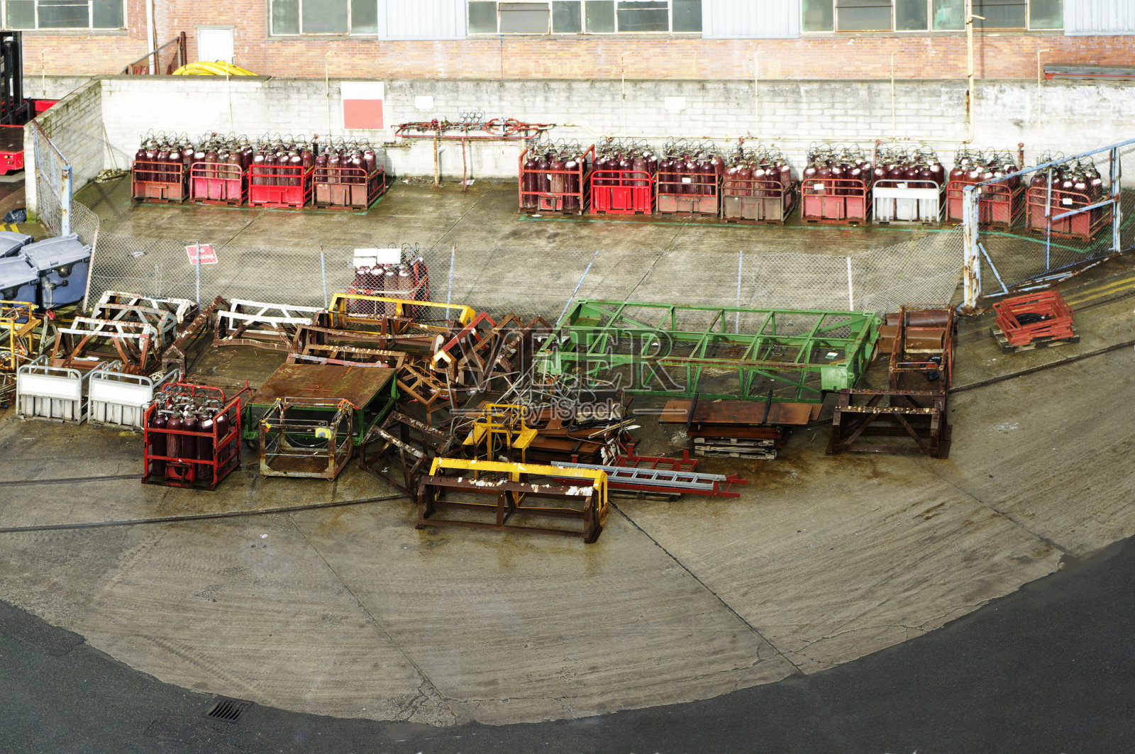 带有乙炔气瓶堆的重工业工厂堆场照片摄影图片