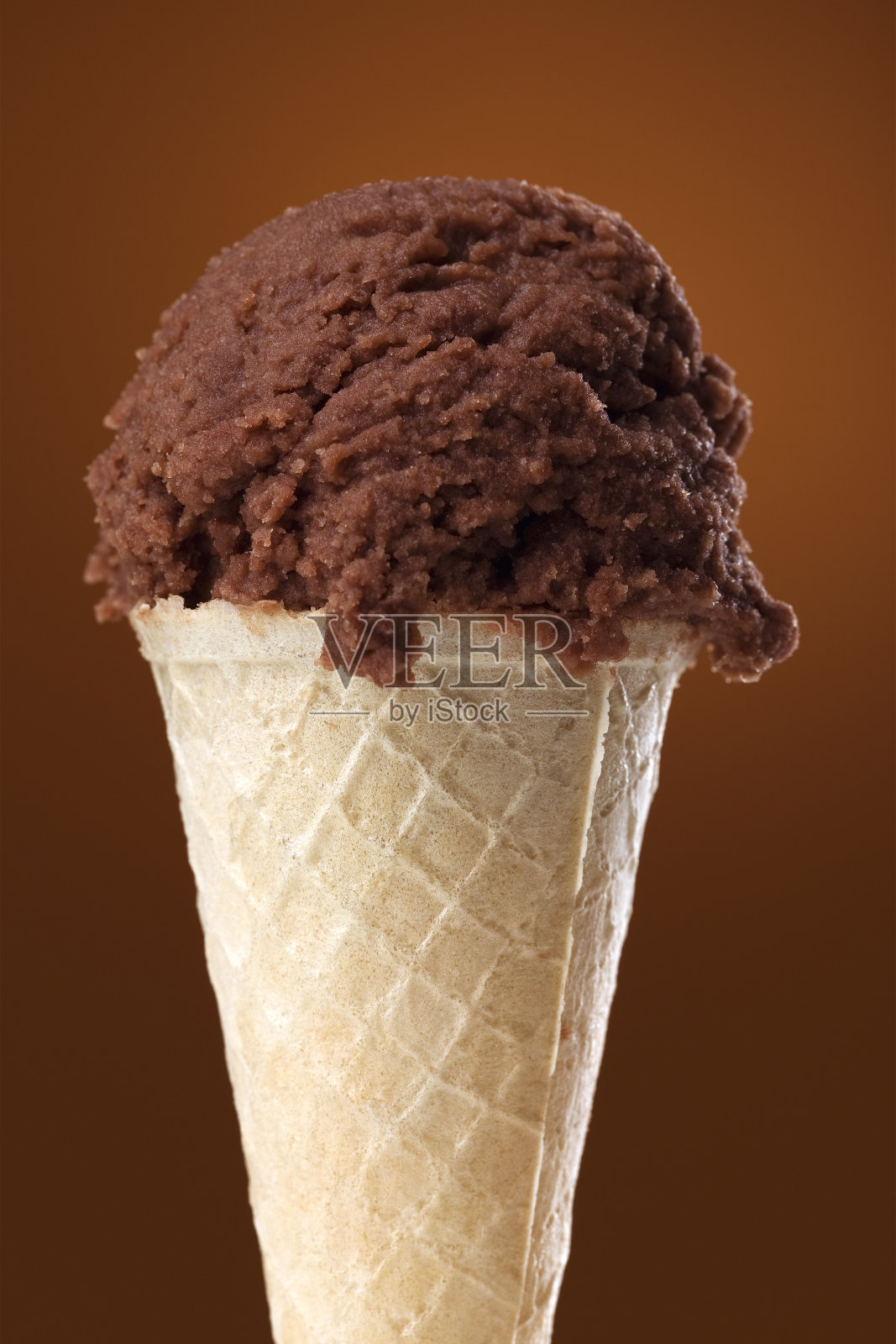 黑色背景下冰淇淋筒的特写镜头照片摄影图片