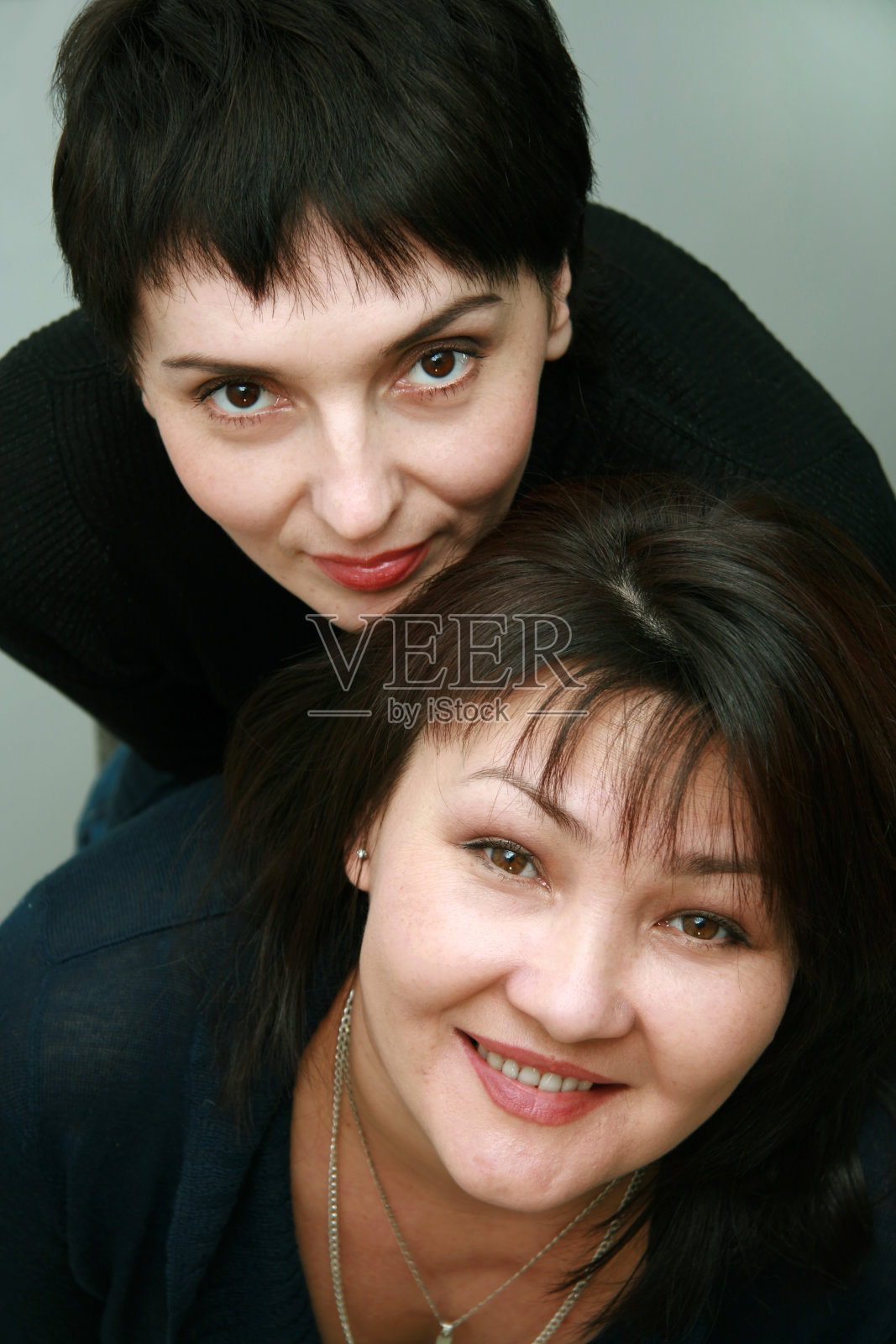 快乐微笑的年轻女性朋友照片摄影图片