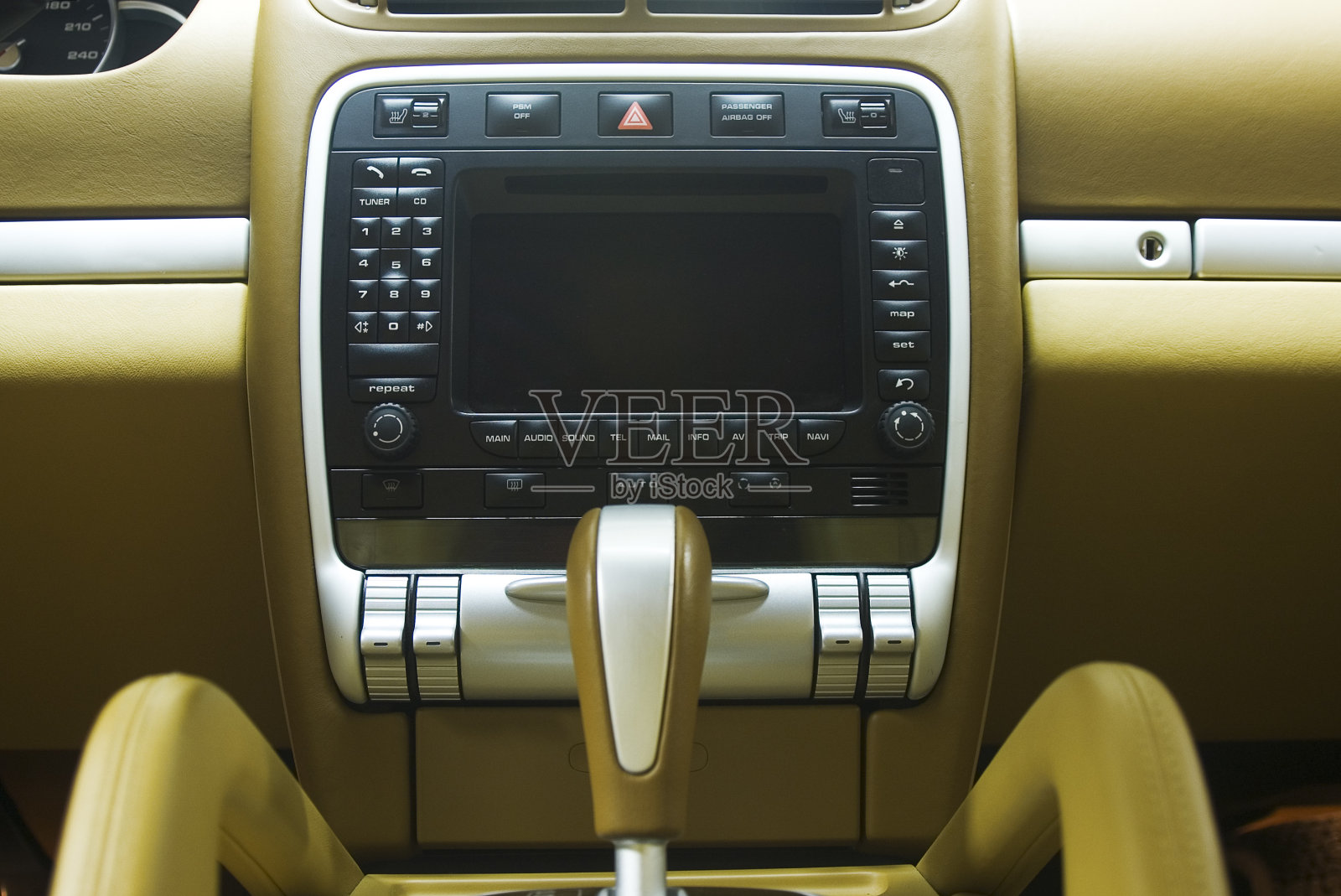 在一辆汽车。照片摄影图片