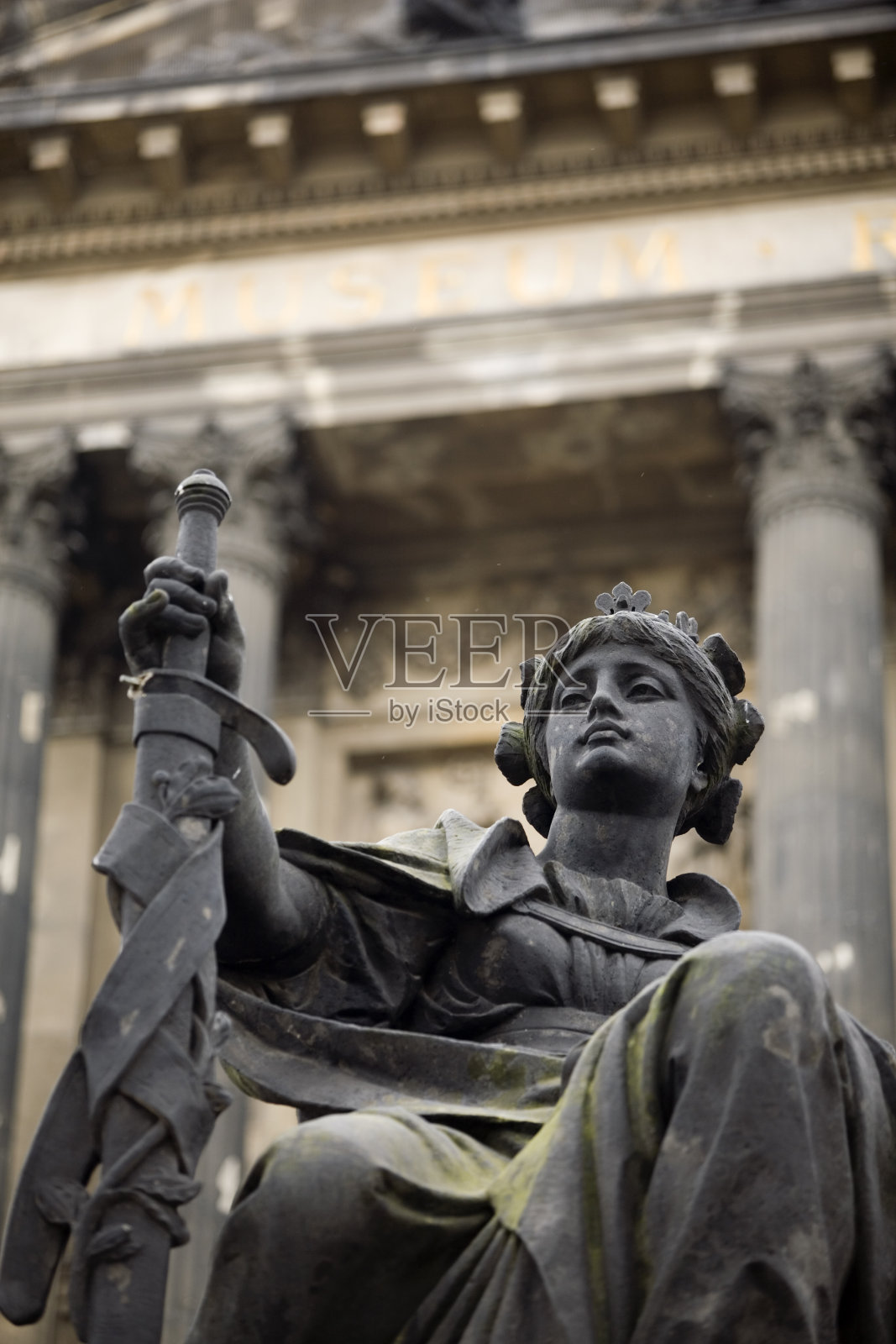 布拉格国家博物馆前的雕塑照片摄影图片