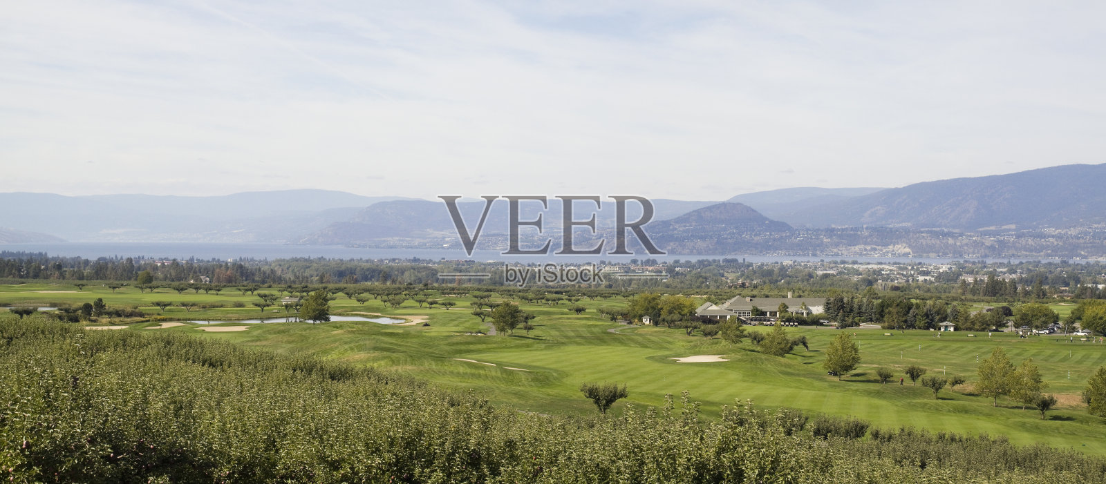 高尔夫球场的全景照片摄影图片