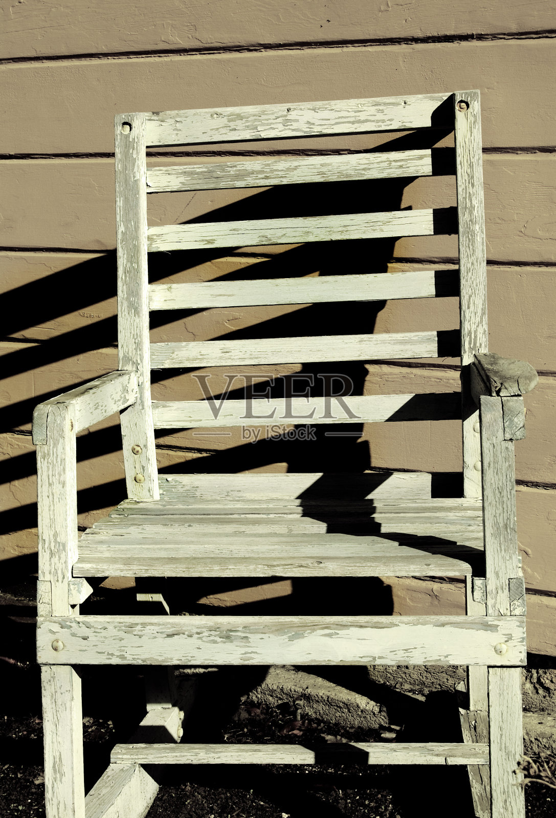 阳光下的风化椅子照片摄影图片