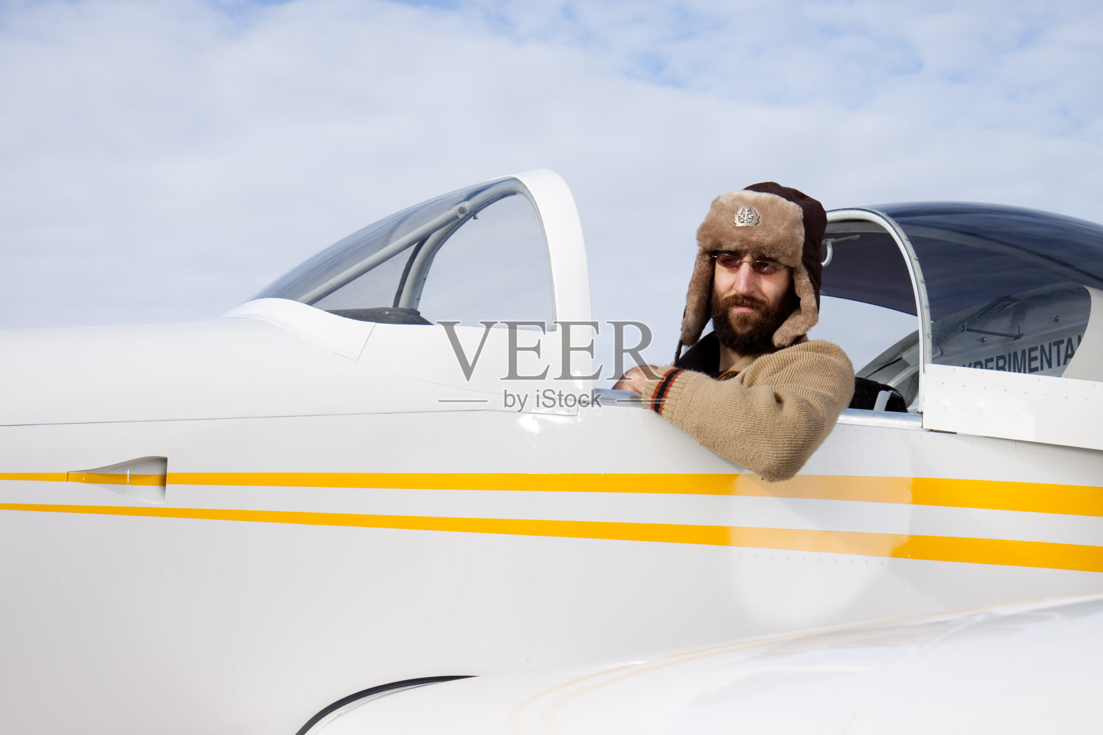 年轻的飞行员在跑道上照片摄影图片