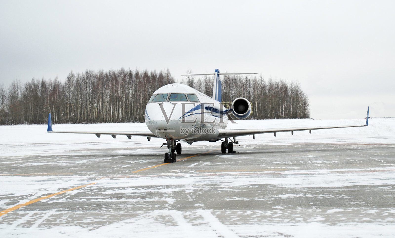 飞机在地面照片摄影图片