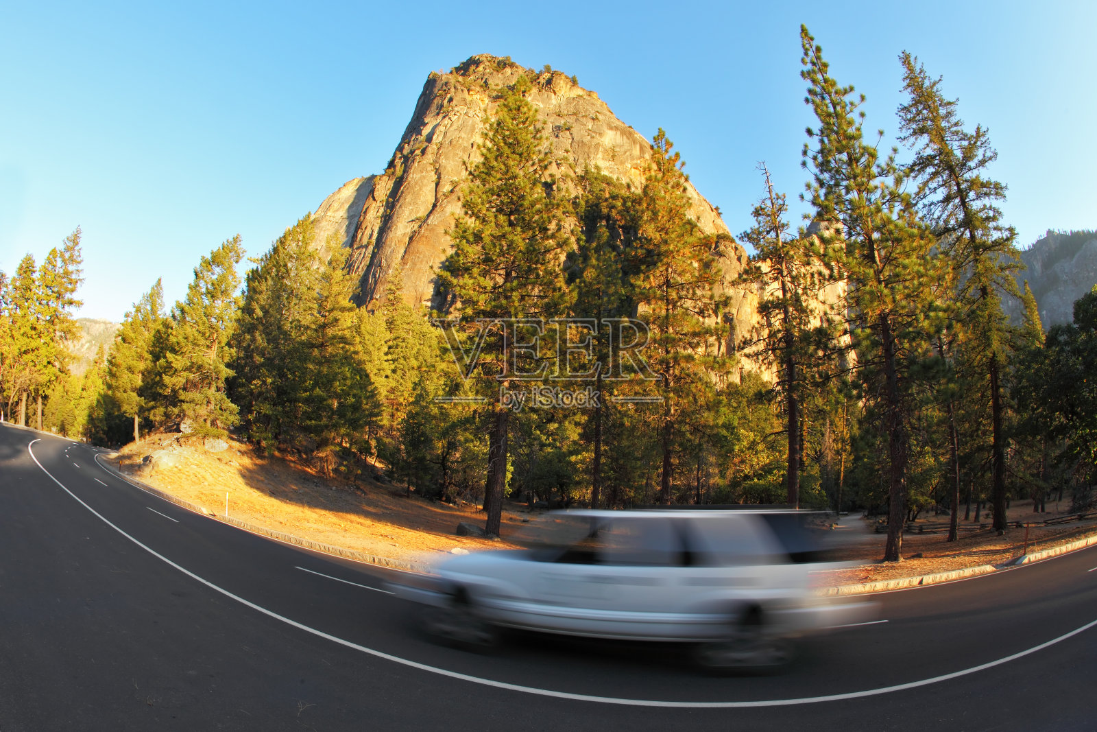 ． 汽车在路上急转弯照片摄影图片