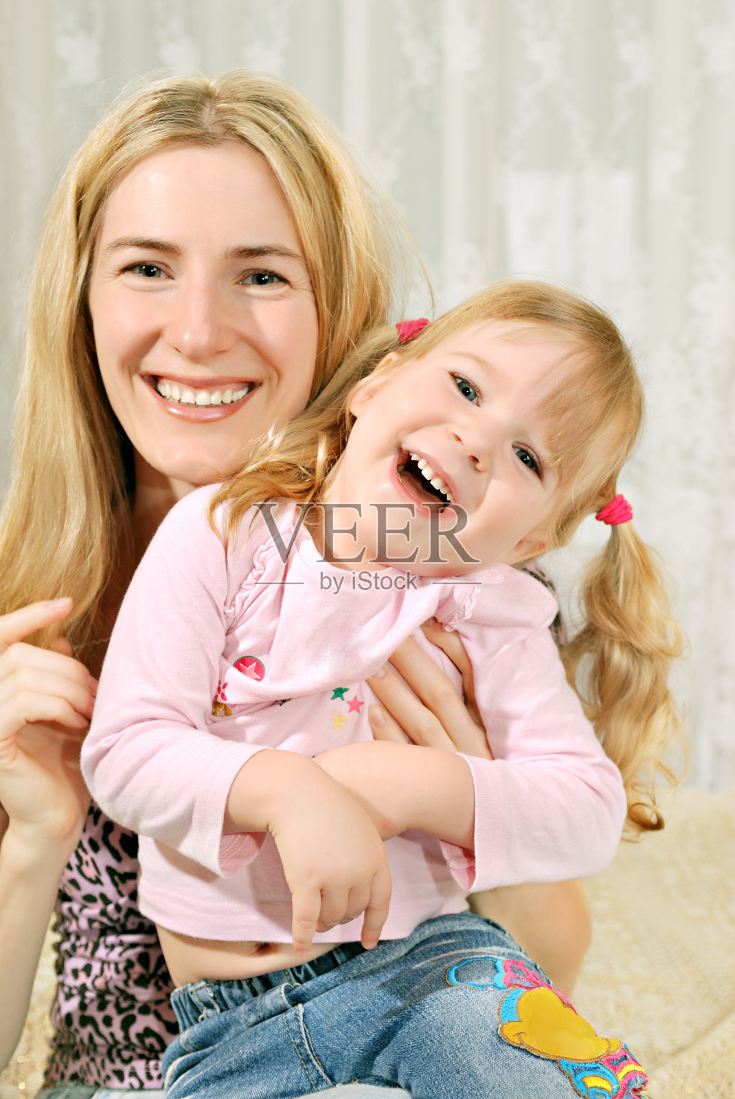 妈妈和小女孩跪在地上照片摄影图片