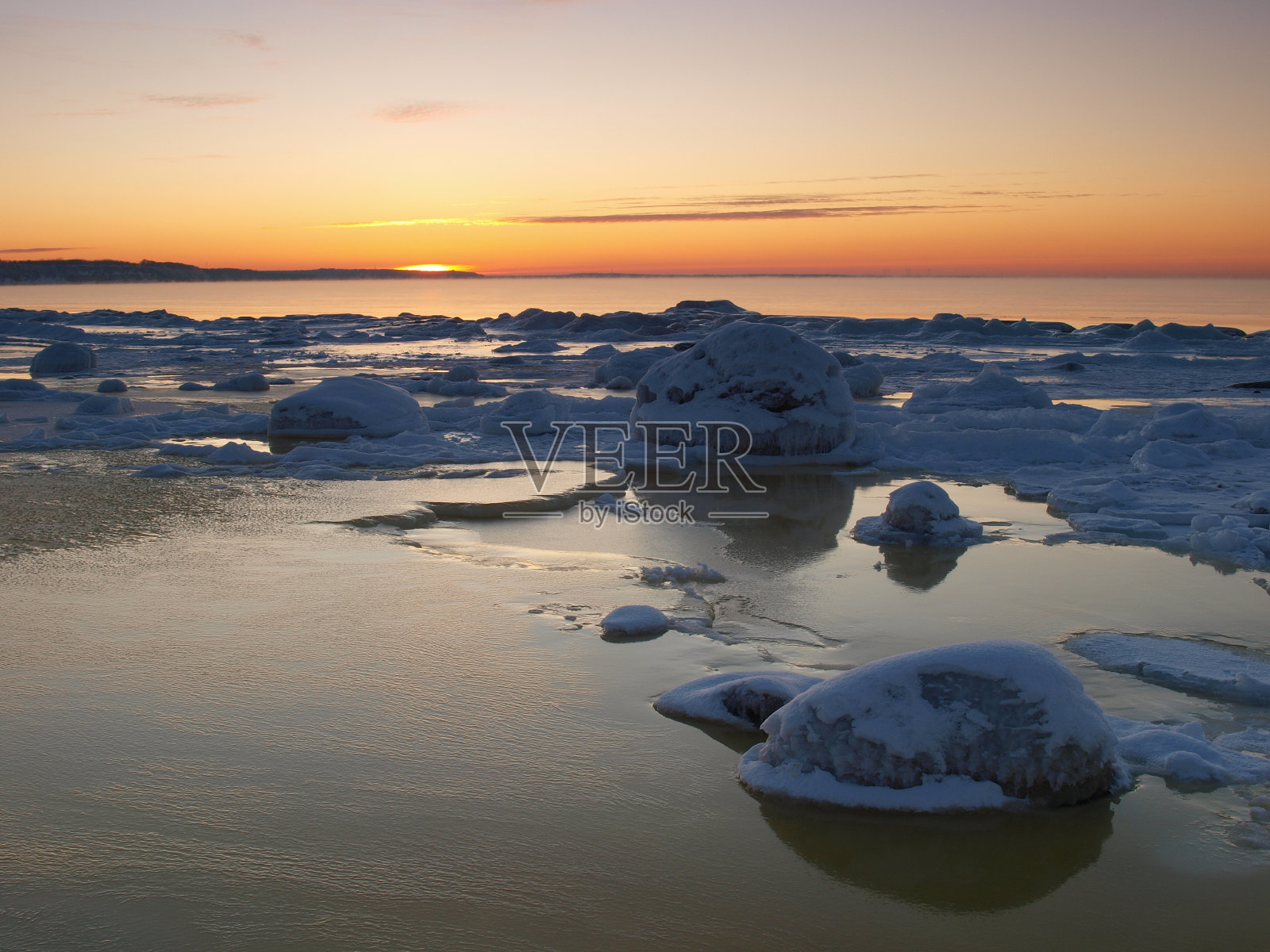 浪漫的夜晚，冰冷的海岸照片摄影图片