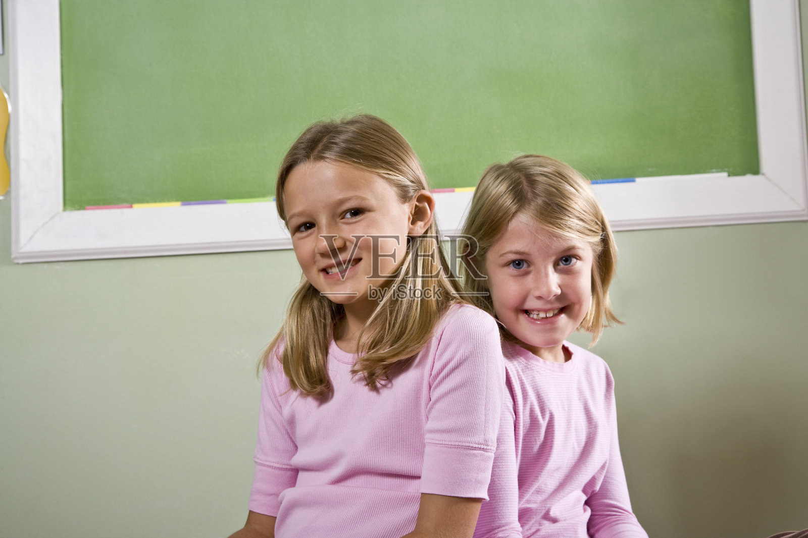 学校教室里的朋友照片摄影图片