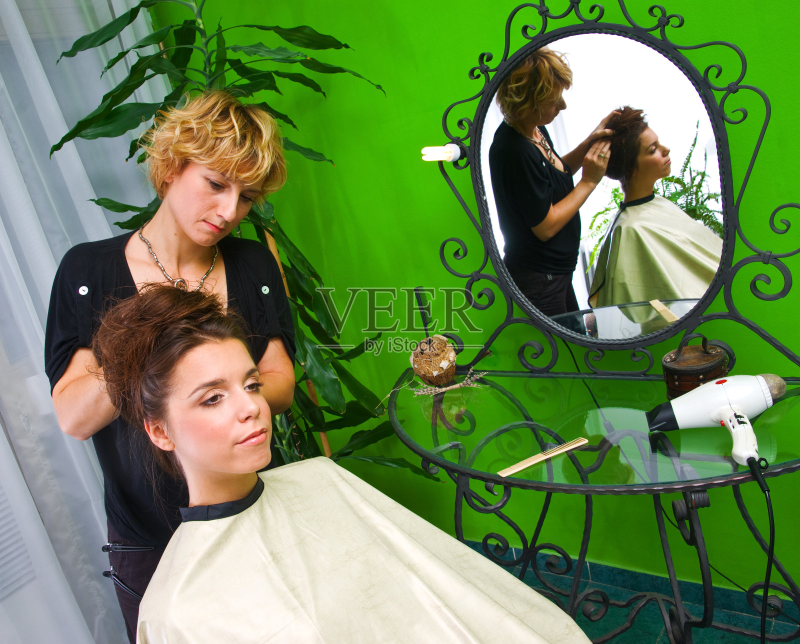 工作中的发型师照片摄影图片