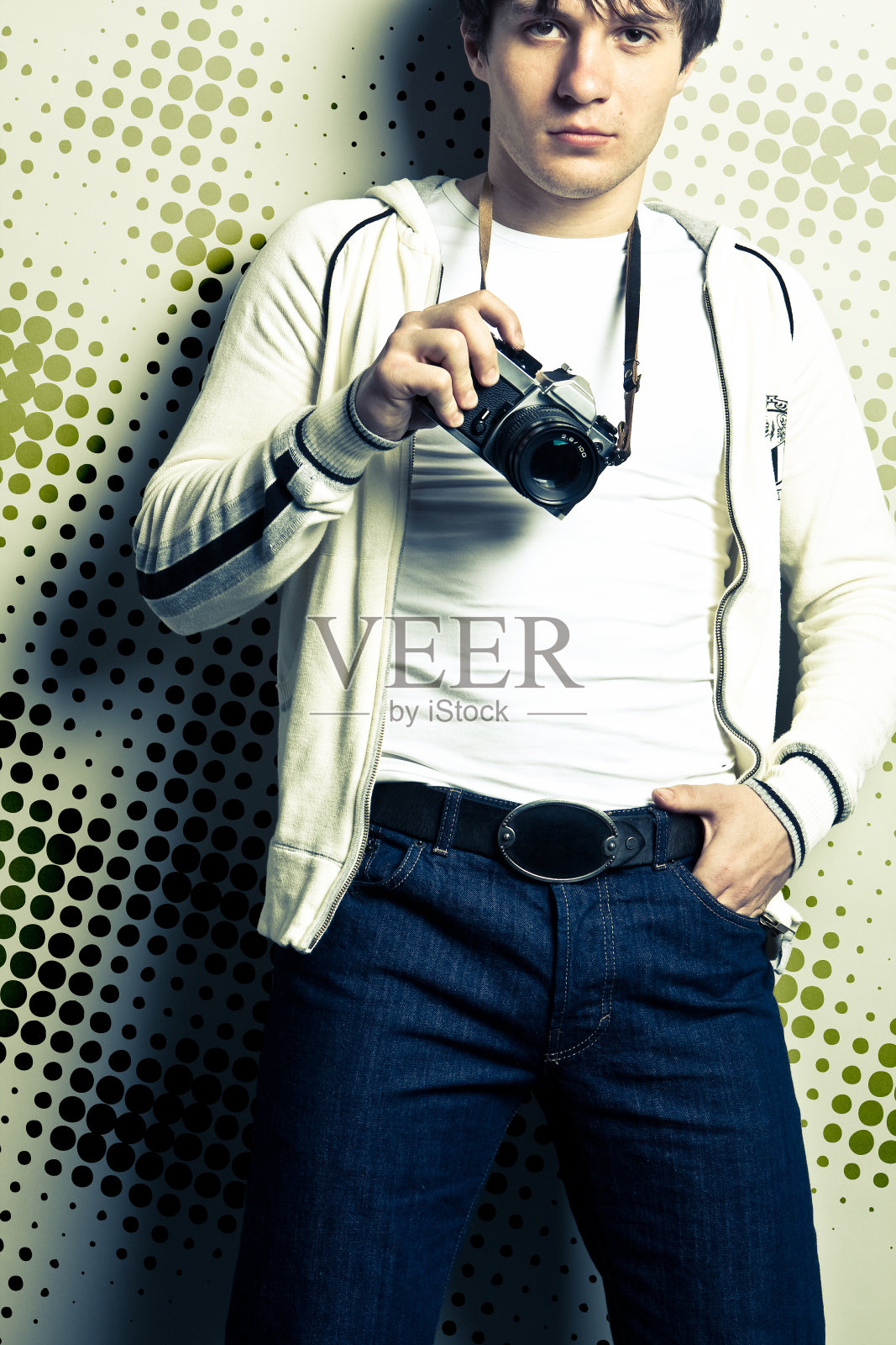 拿着胶卷的家伙照片摄影图片