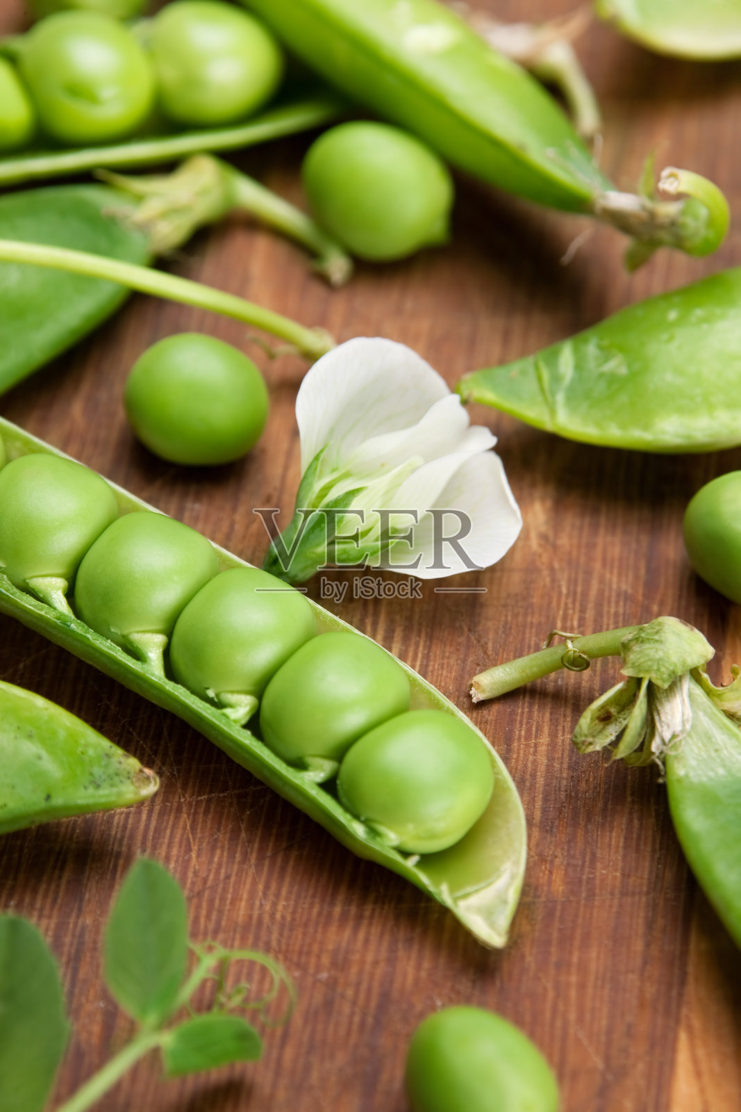 木板上的青豆照片摄影图片