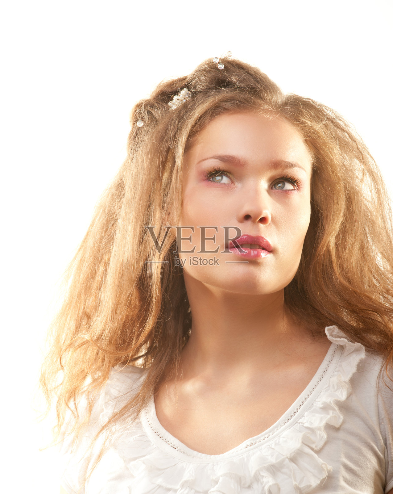 明亮的时尚肖像美丽的年轻女子在白色照片摄影图片