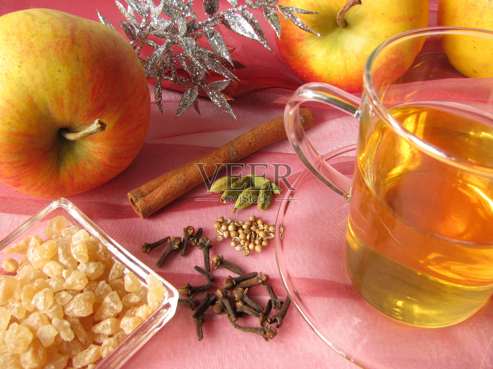 不含酒精的苹果穿孔照片摄影图片