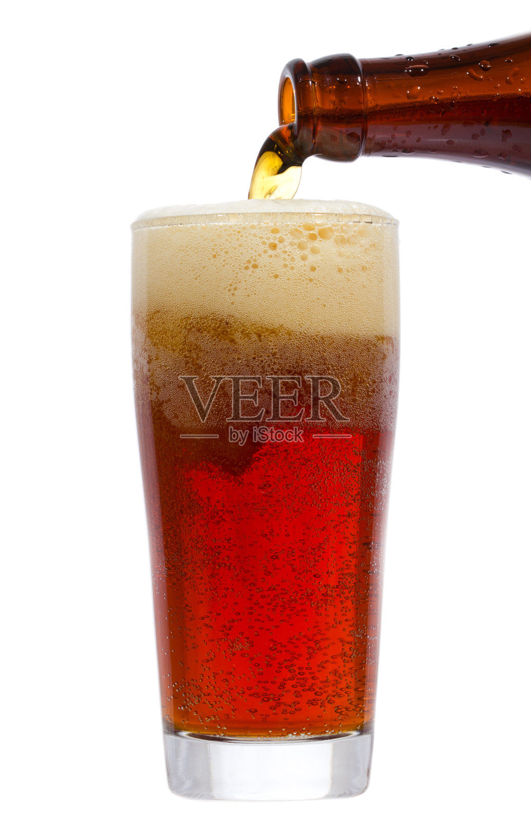 啤酒正在倒进玻璃杯里照片摄影图片
