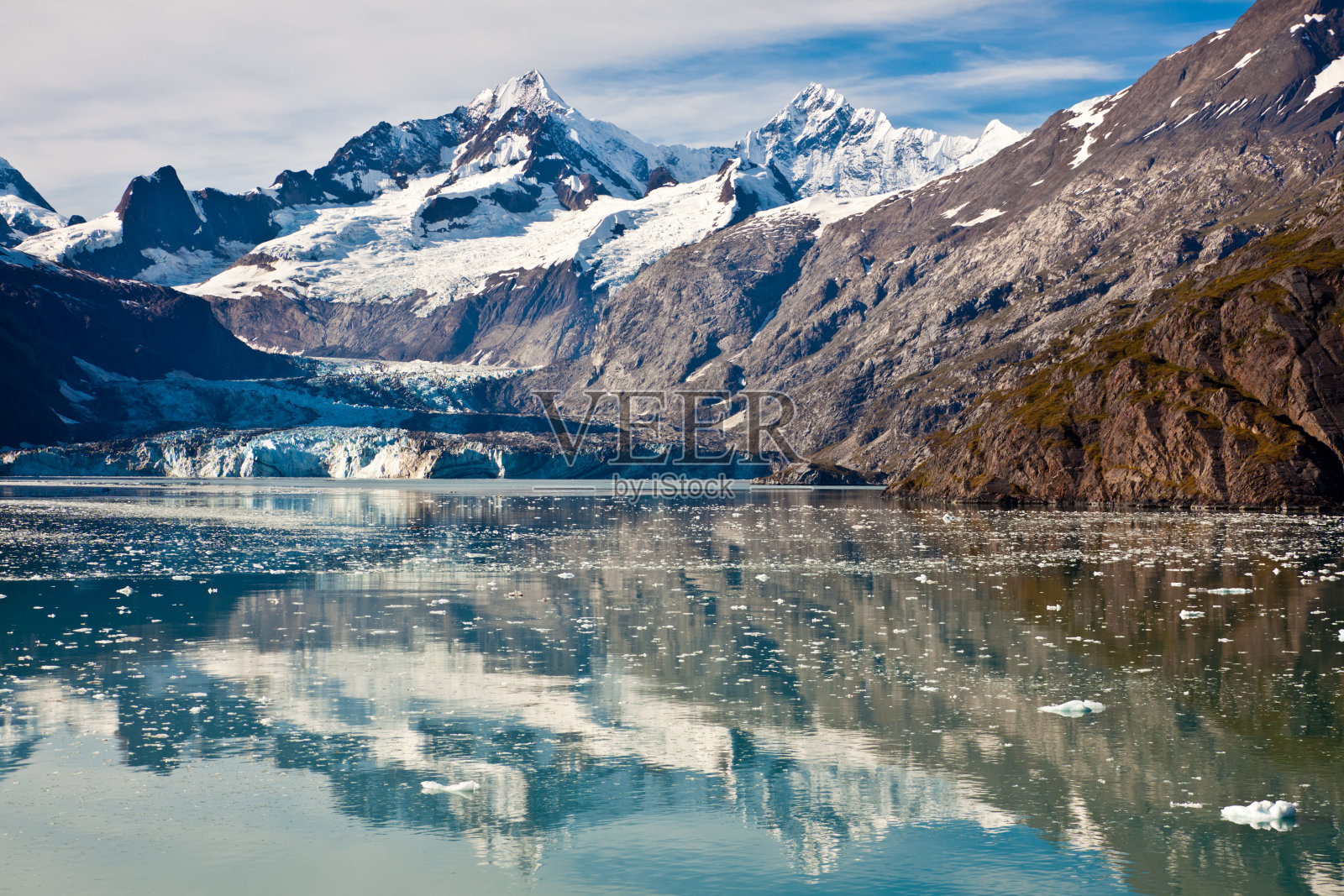 山倒映在海中照片摄影图片
