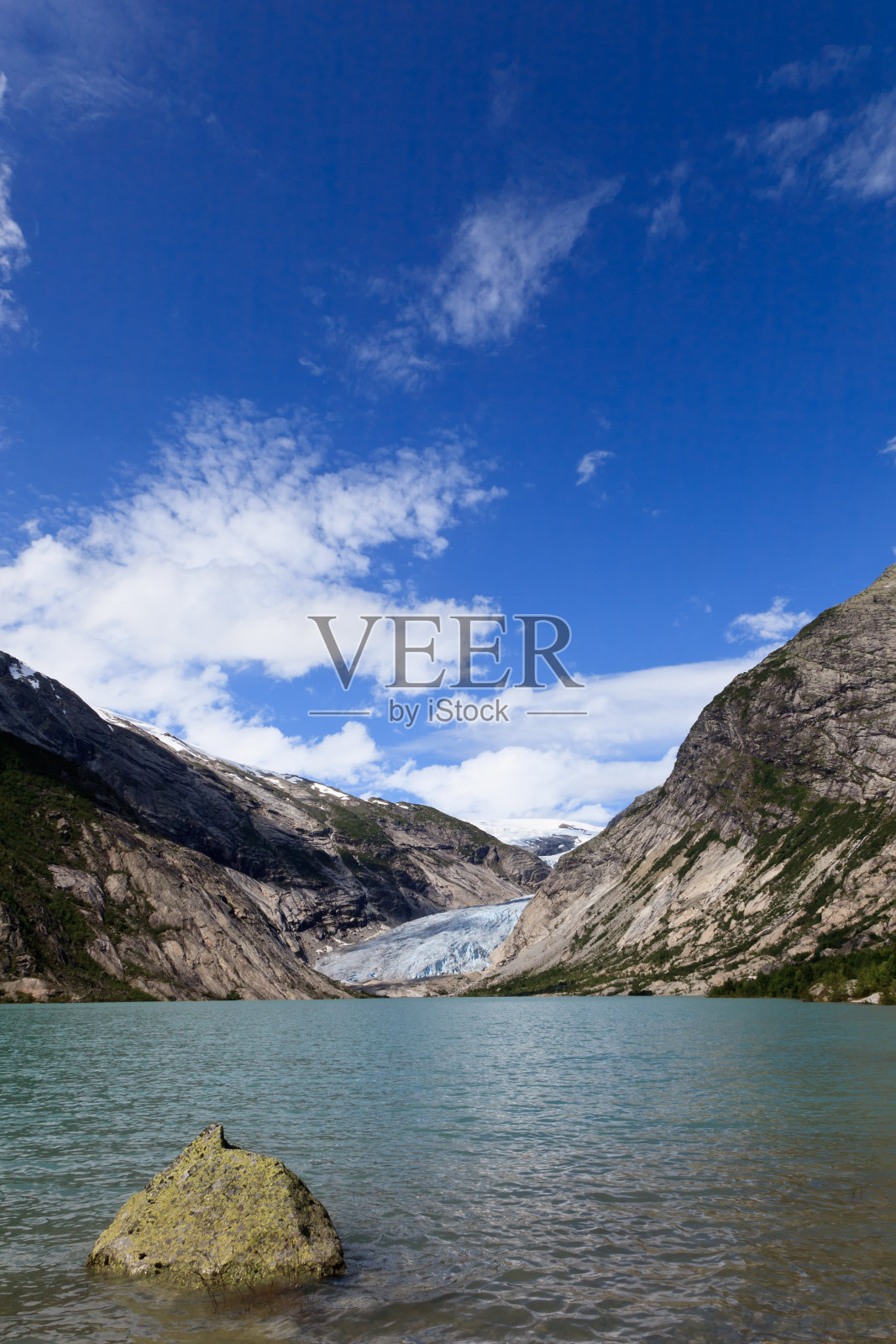 蓝天下的湖光山色照片摄影图片