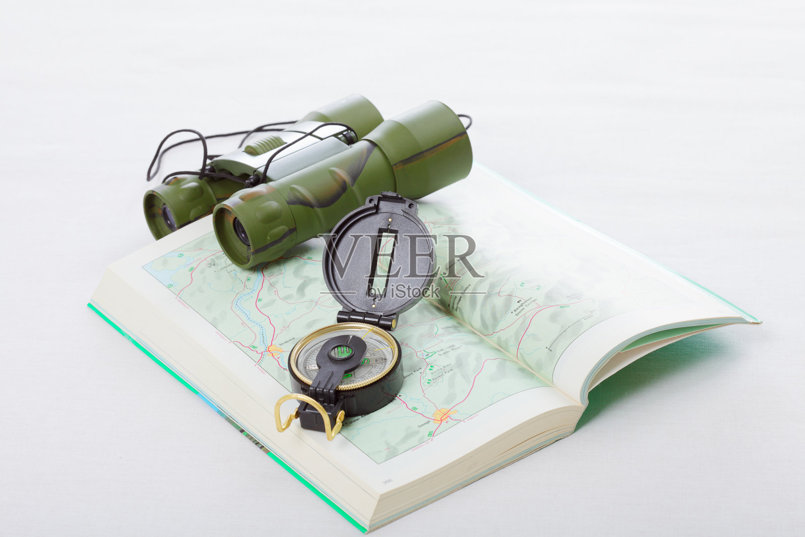 地图上有指南针和望远镜照片摄影图片